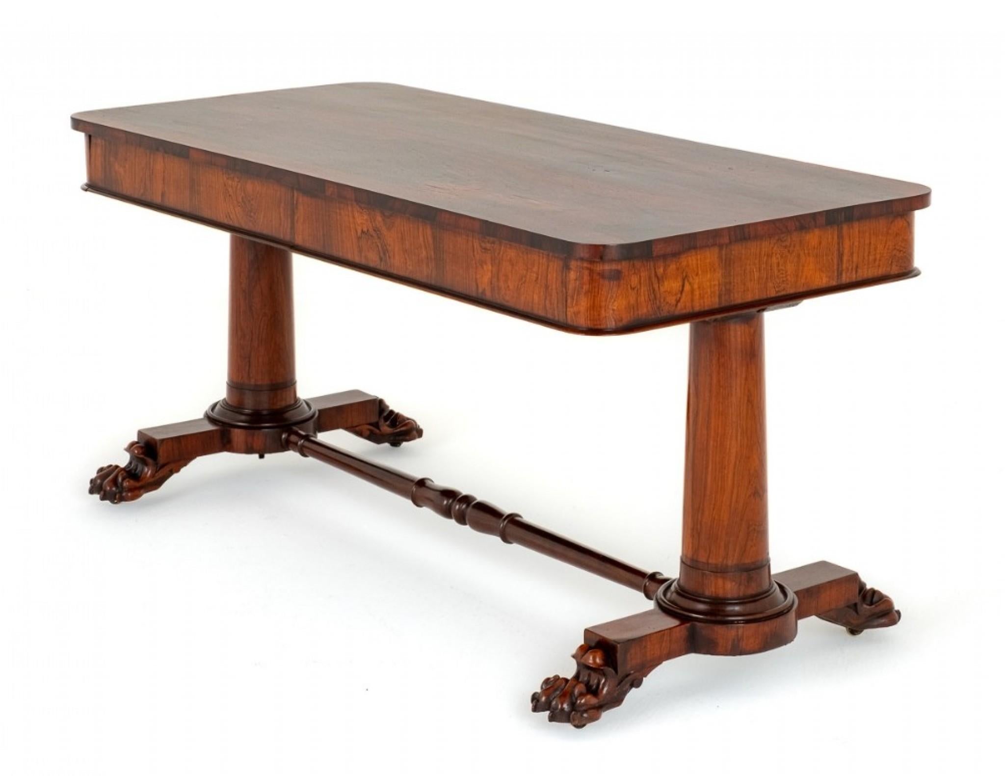 Table de bibliothèque William IV.
Circa 19ème siècle
Le plateau de la table est orné de magnifiques bois de rose de Rio.
La table a deux tiroirs en acajou (notez les fines queues d'aronde).
La table est surélevée par des pieds en patte de lion bien
