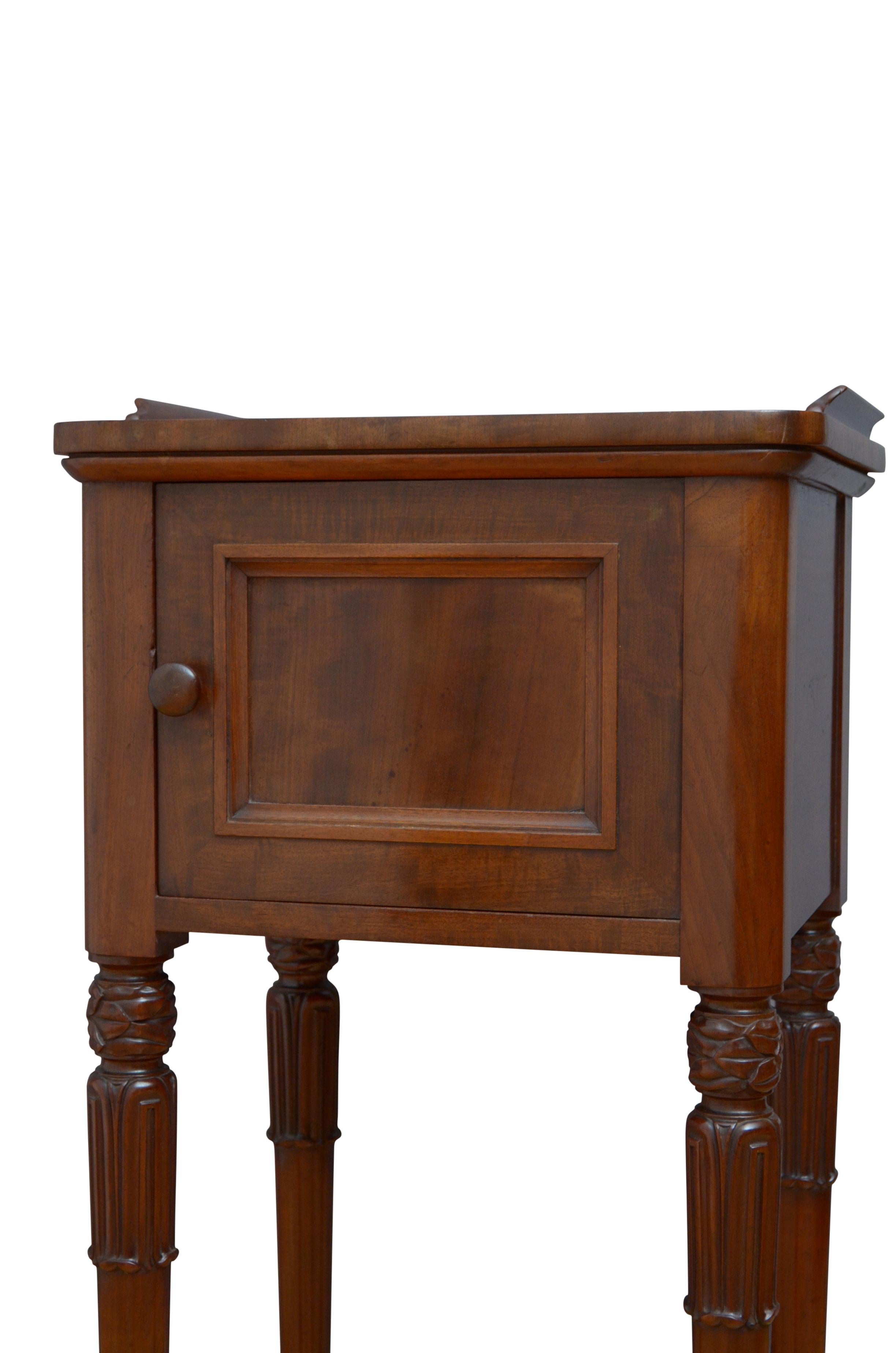 William IV Mahogany Bedside Cabinet In Good Condition For Sale In Whaley Bridge, GB