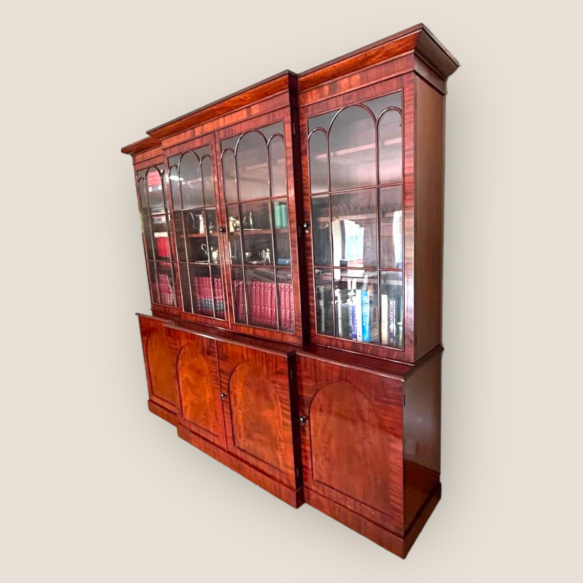 Guglielmo IV Libreria in mogano William IV con ante a ribalta in vendita