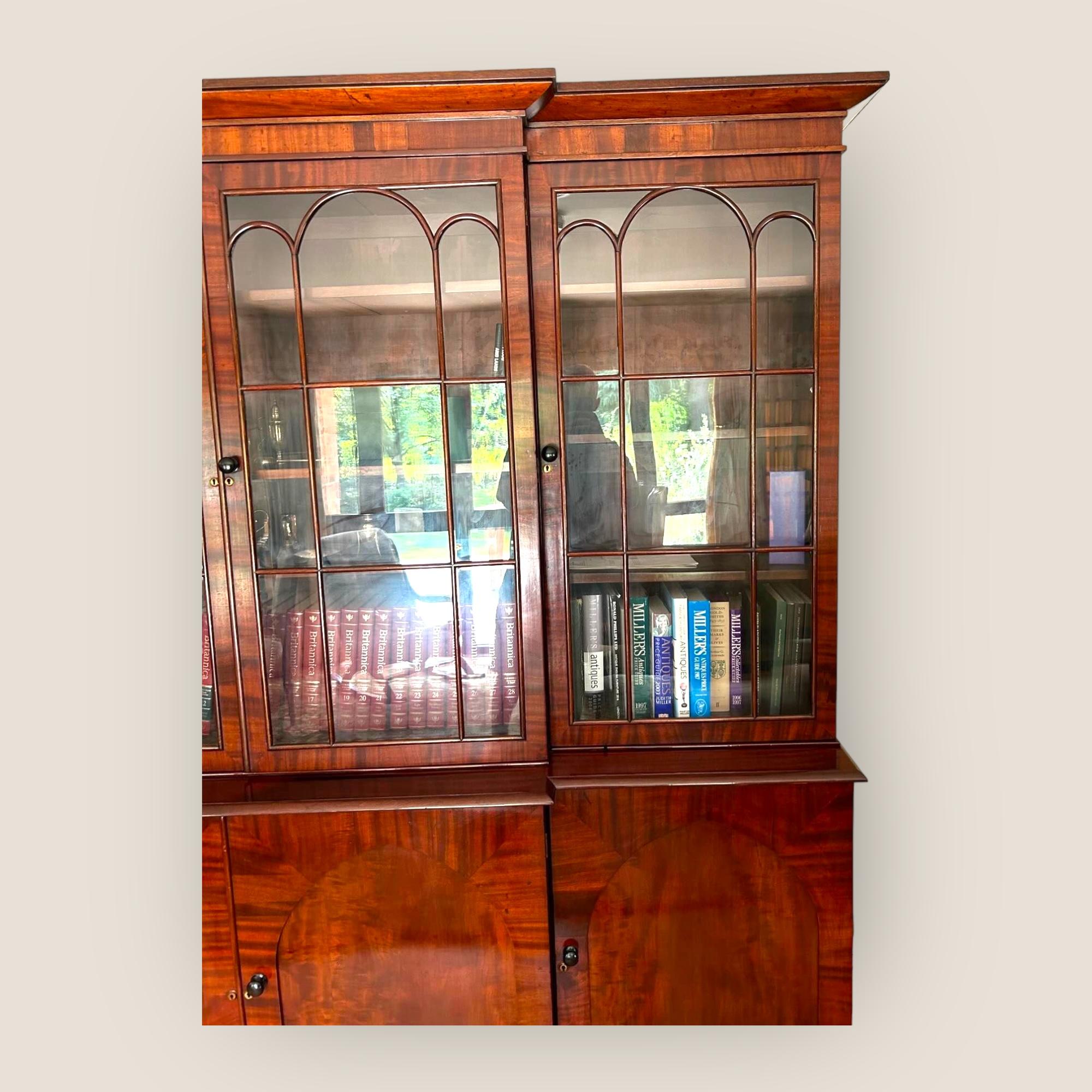 Metà XIX secolo Libreria in mogano William IV con ante a ribalta in vendita