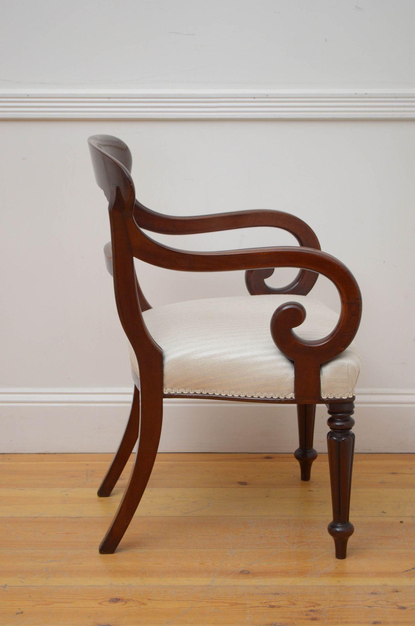 William IV Mahogany Carver Chair In Good Condition For Sale In Whaley Bridge, GB