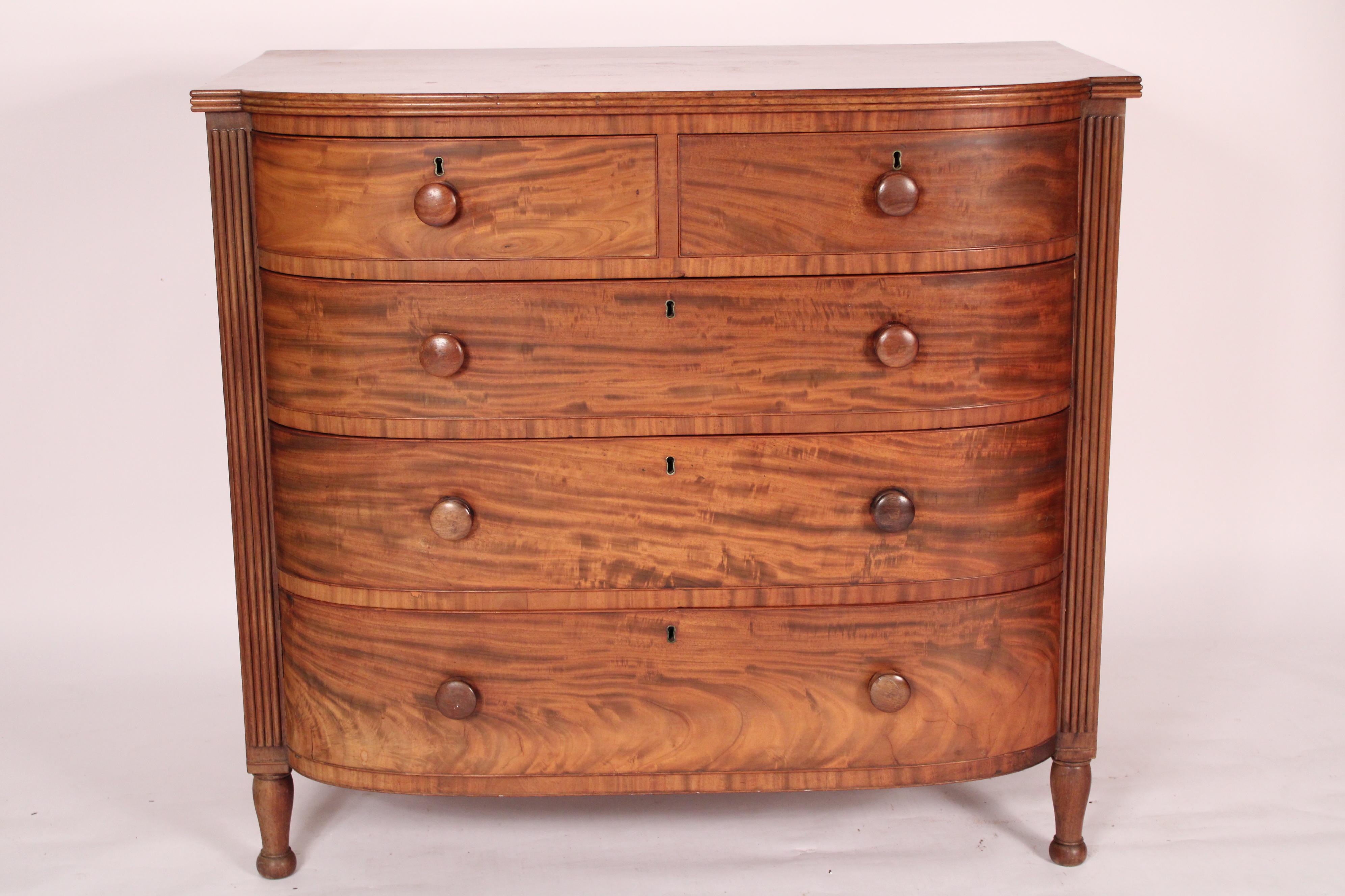 Cassettiera a forma di D in mogano di William IV, circa 1840. Con un piano a forma di D a tavola singola con bordi frontali e laterali ribattuti, due cassetti superiori e 3 cassetti inferiori graduati con pomelli in legno, lati rivestiti,
gambe