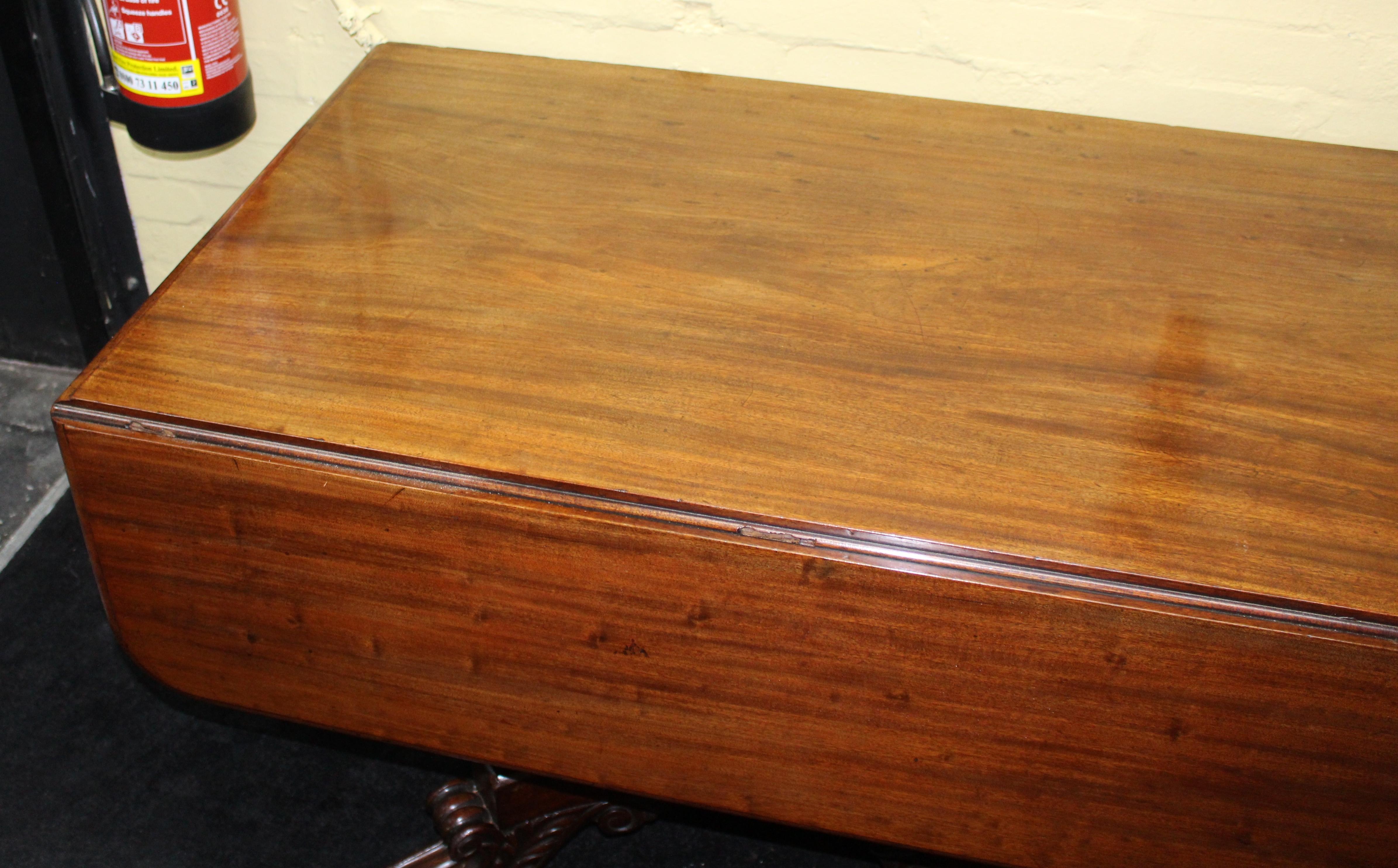 William IV Mahogany Drop Leaf Centre Table In Good Condition For Sale In Worcester, Worcestershire
