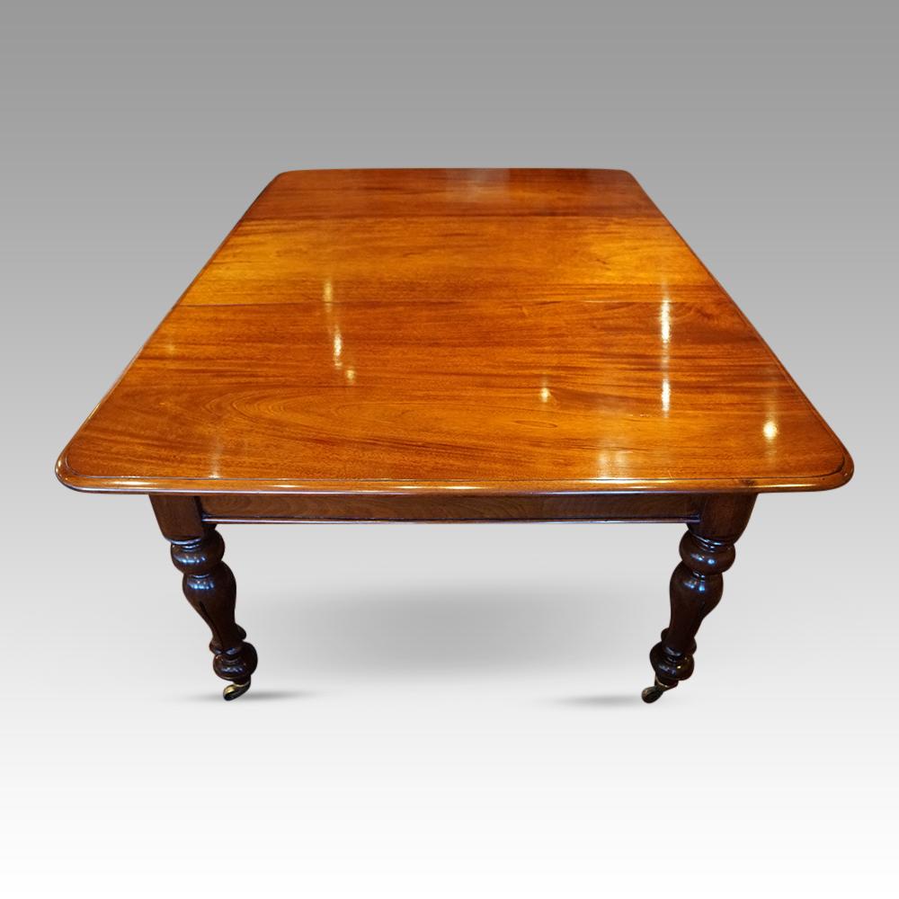 English William IV mahogany extending dining table For Sale