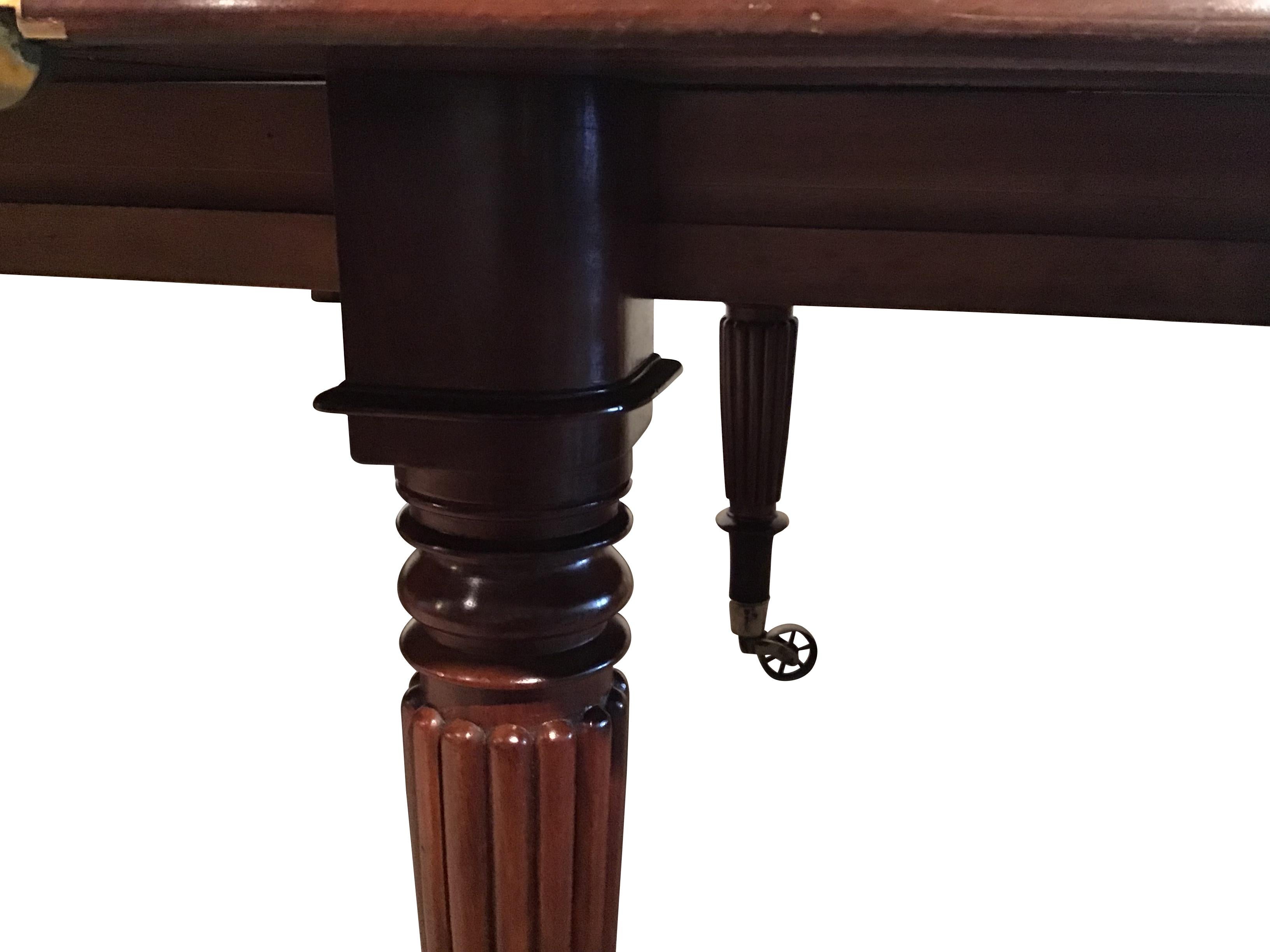 19th Century William IV Mahogany Extending Dining Table For Sale