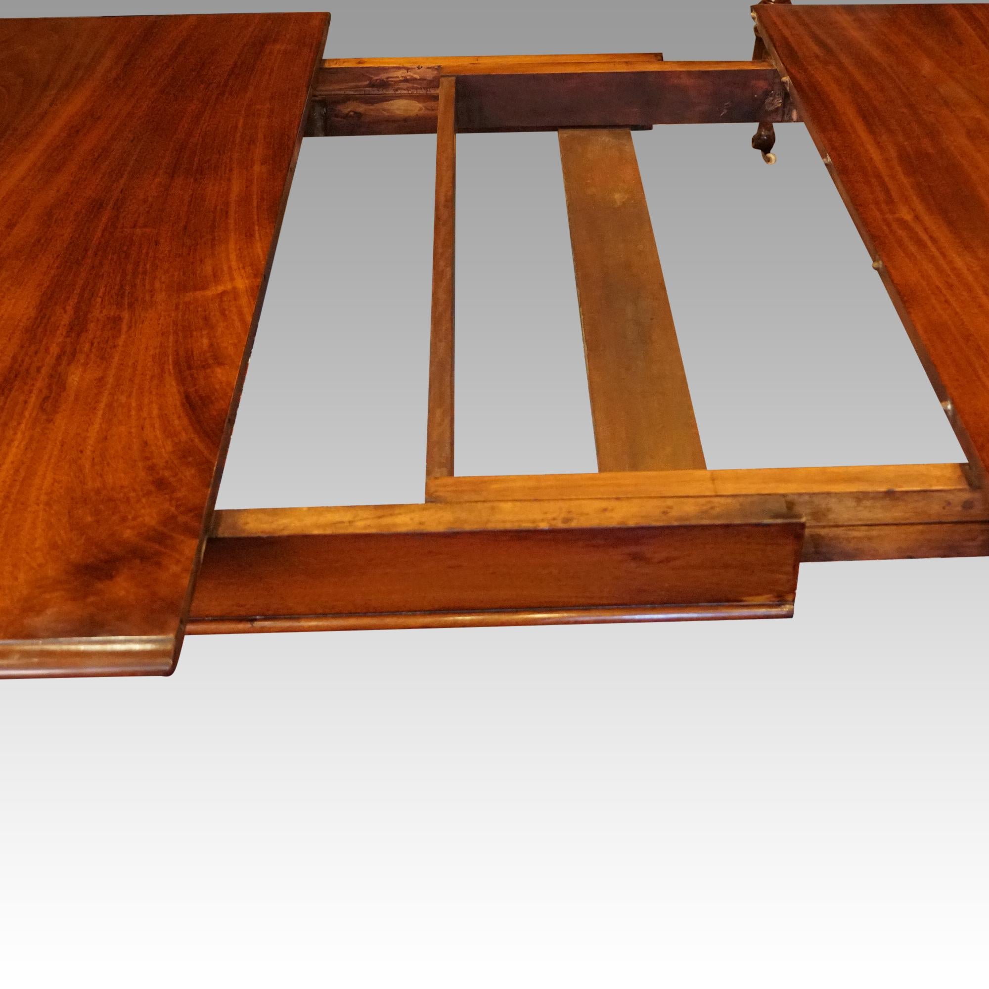 Mahogany William IV mahogany extending dining table For Sale