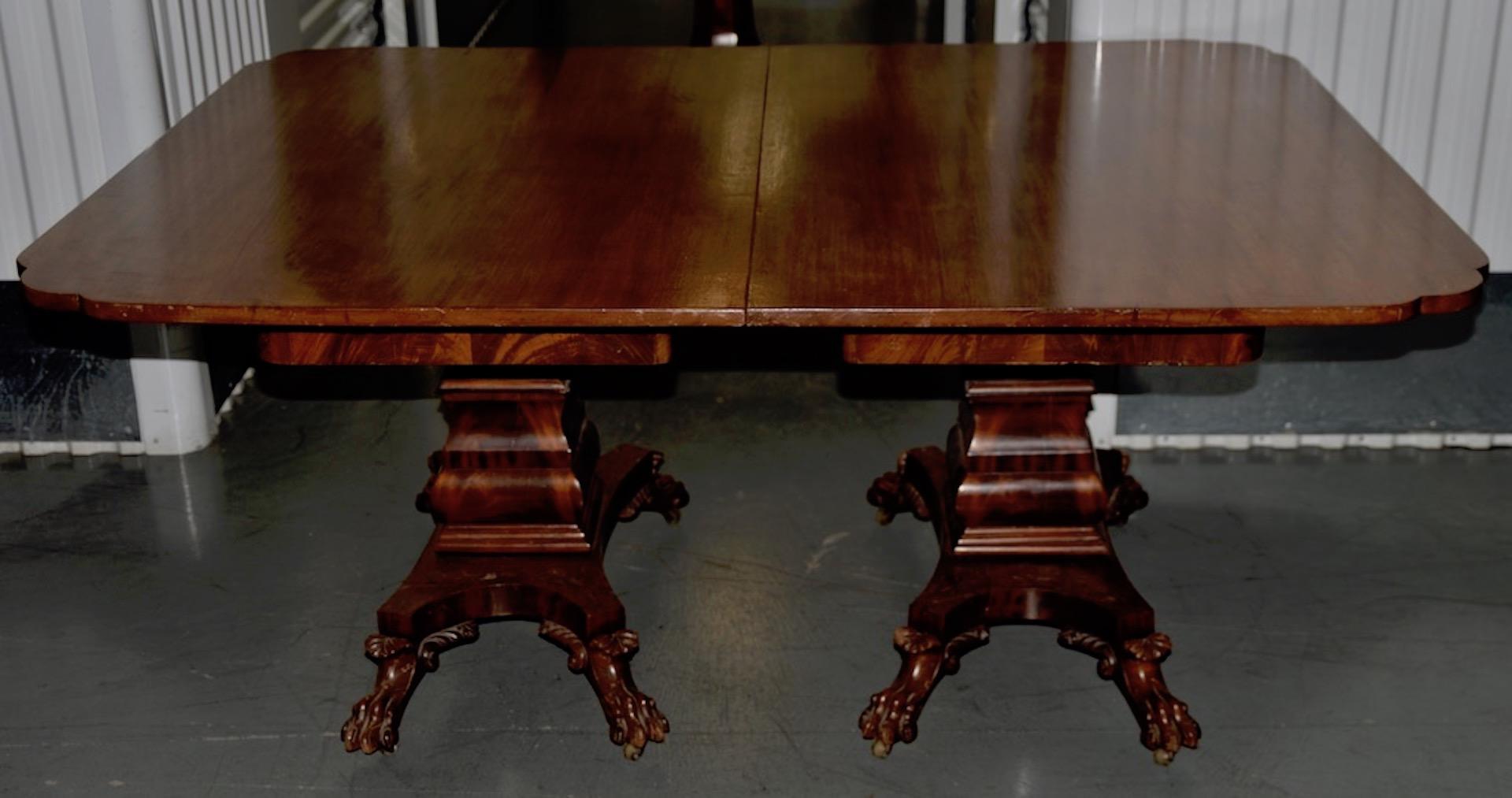 English William IV Mahogany Dining Table with Lions Paw Feet, 19th Century For Sale