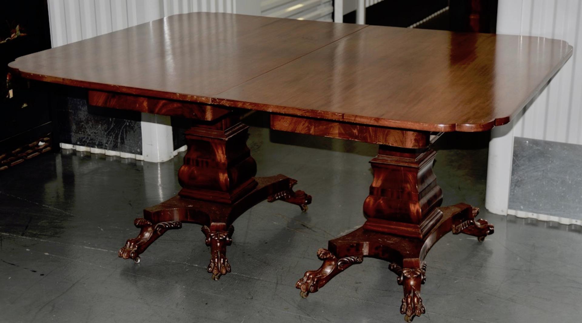 Hand-Crafted William IV Mahogany Dining Table with Lions Paw Feet, 19th Century For Sale