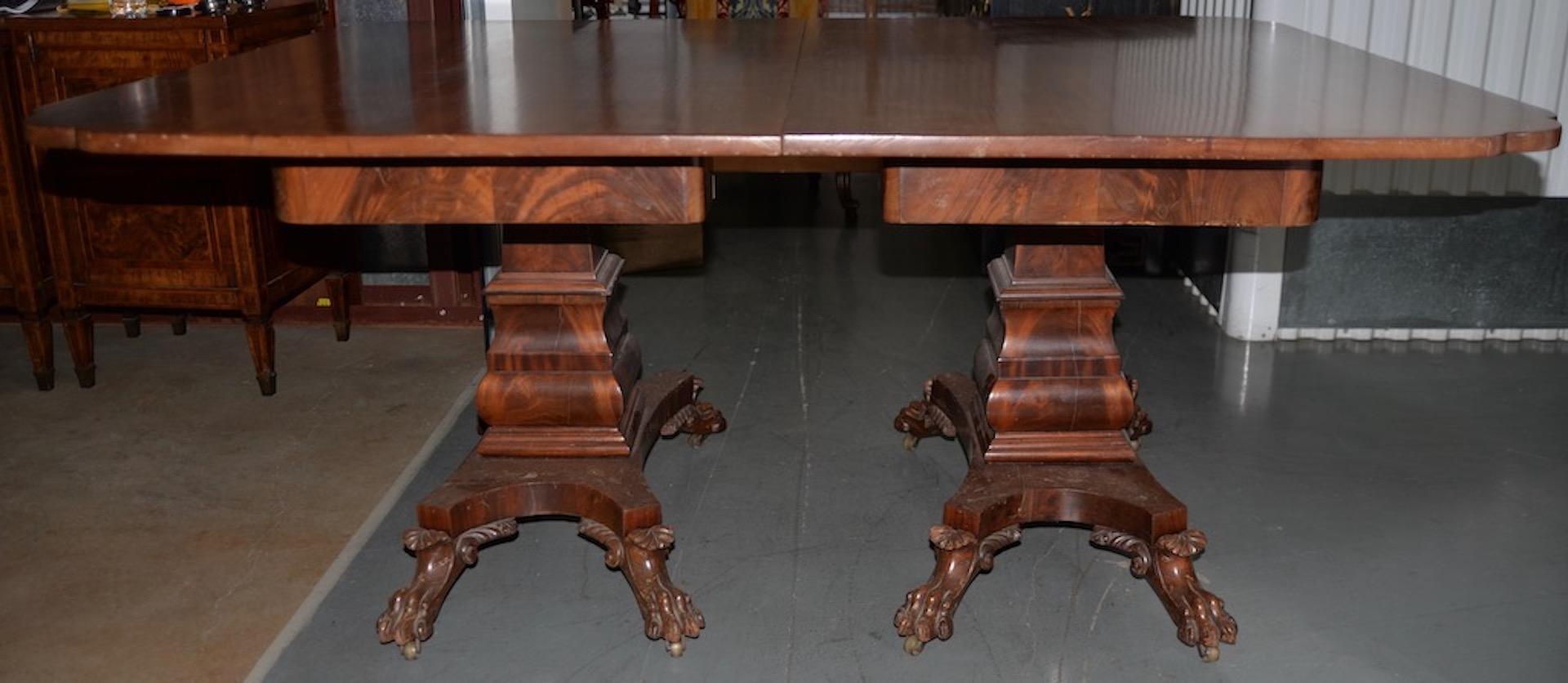 Fait main Table de salle à manger William IV en acajou avec pieds en patte de lion, 19e siècle en vente