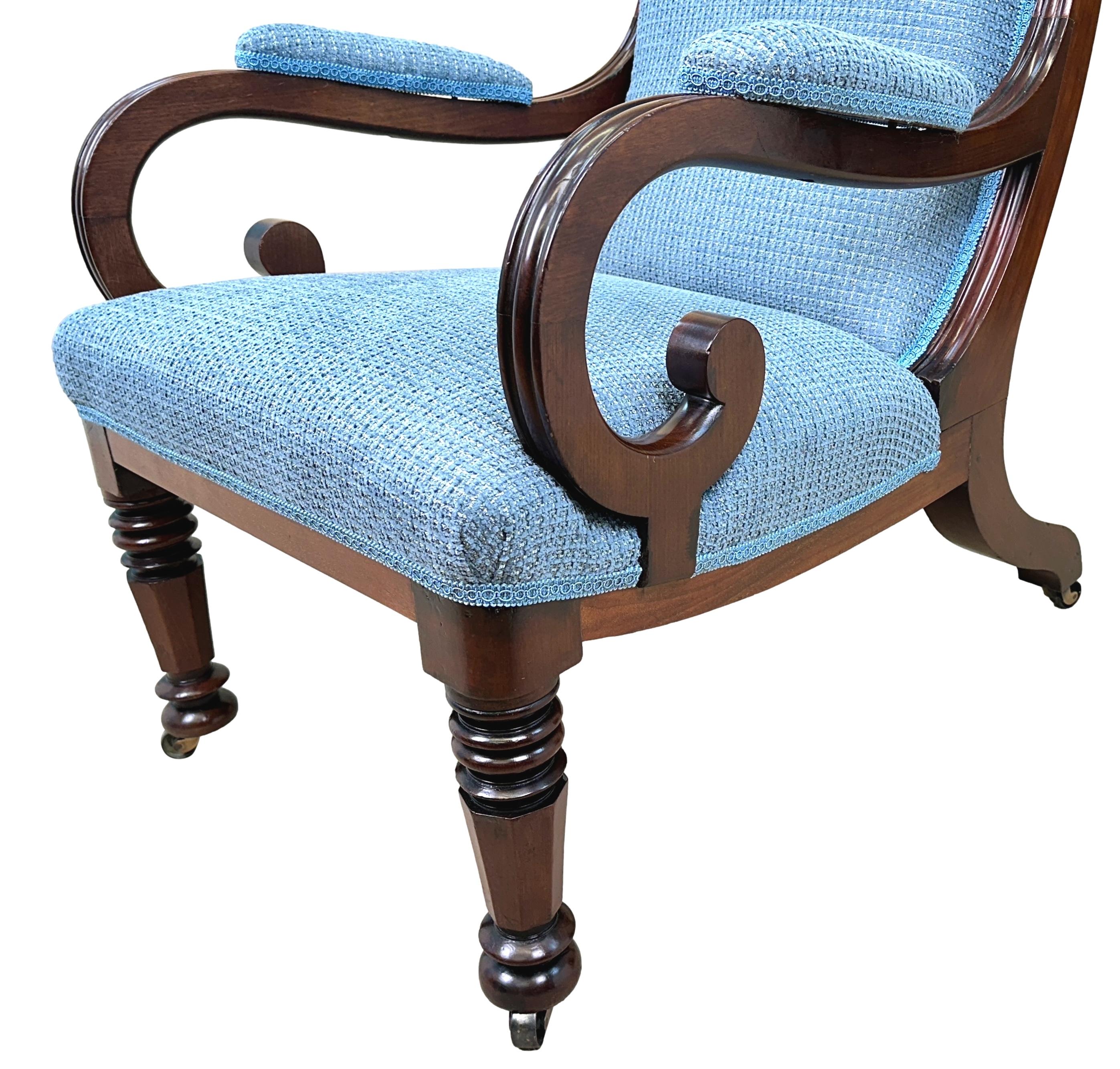 Poltrona da biblioteca in mogano di buona qualità del XIX secolo, periodo William IV, con schienale e braccioli imbottiti a scorrimento con decorazioni a stampo, su una seduta generosamente proporzionata, sollevata su gambe anteriori tornite