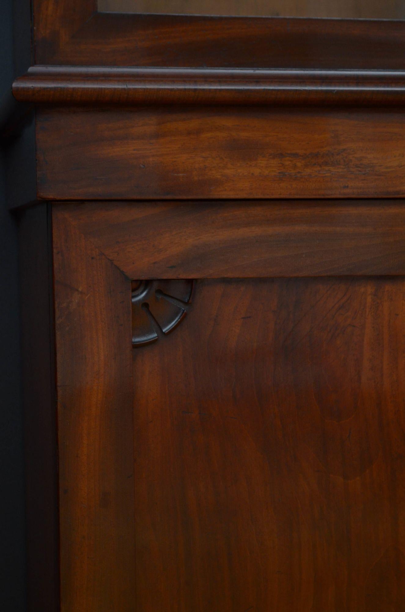 Sn5141 Großes und schlankes William-Bücherregal aus Mahagoni mit geschnitztem Giebel und profiliertem Gesims über einem Paar verglaster Türen, die mit einem originalen Arbeitsschloss und einem Schlüssel ausgestattet sind und vier höhenverstellbare