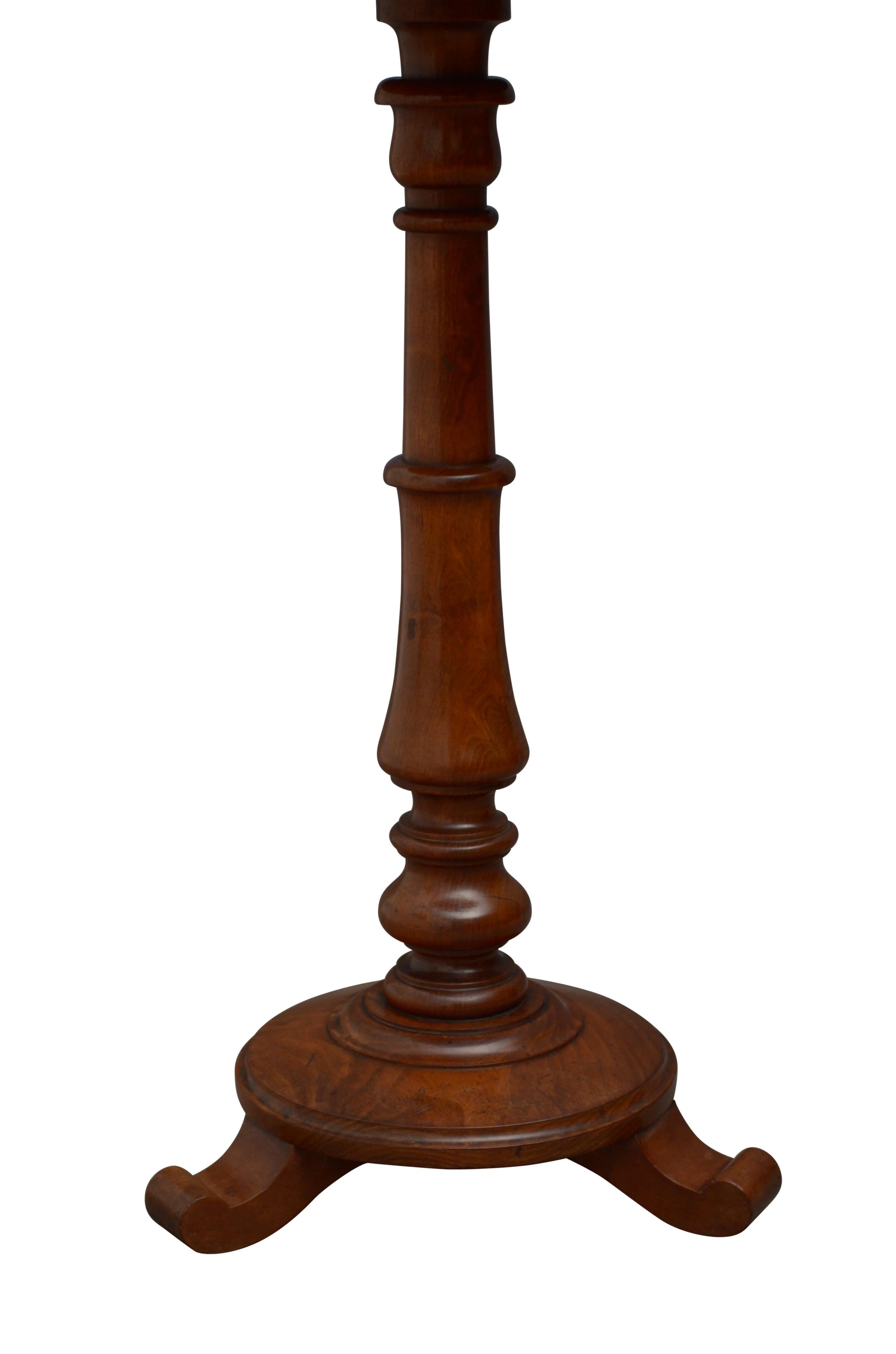 Mid-19th Century English William IV Mahogany Occasional Table For Sale