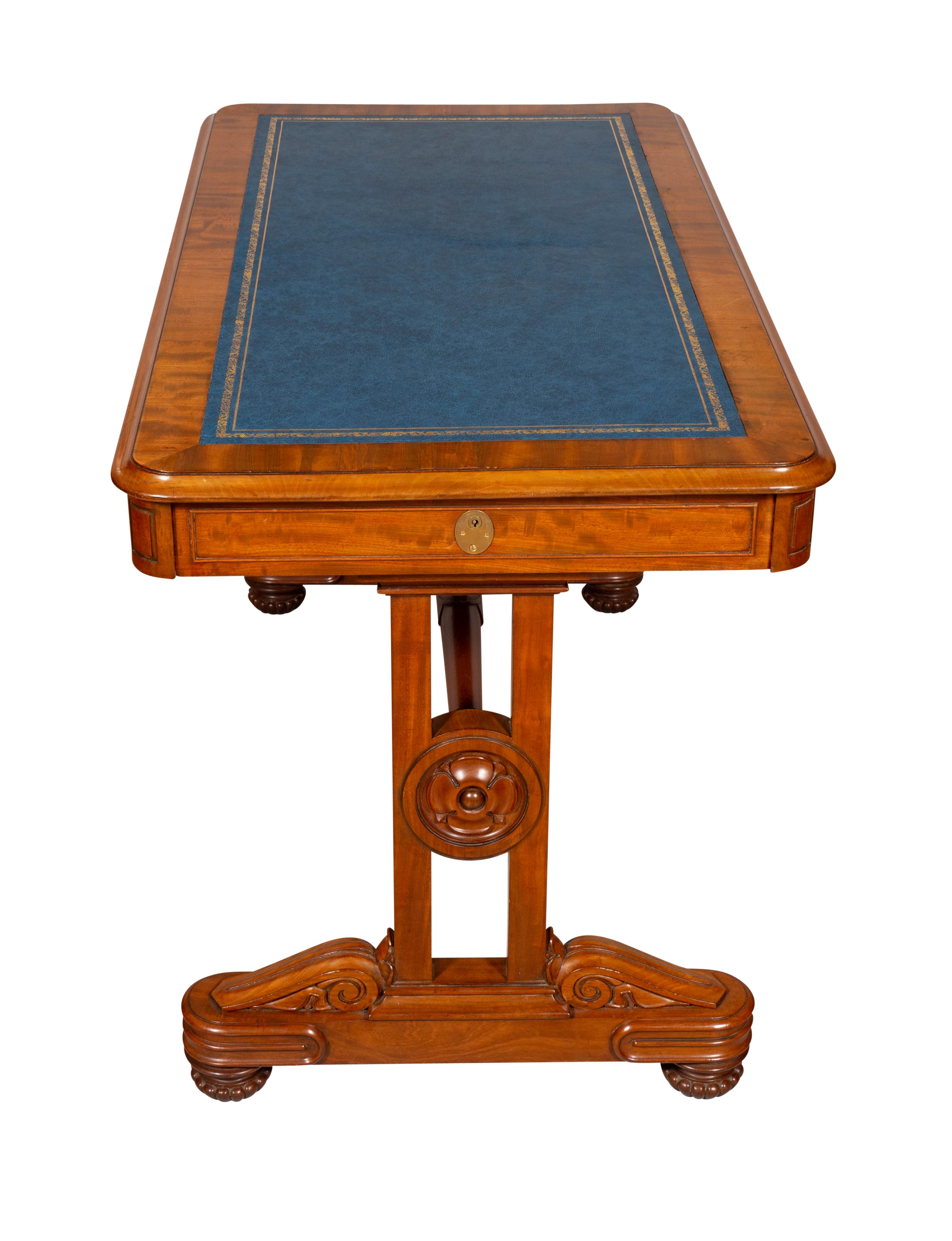 Milieu du XIXe siècle Table à écrire en acajou de style William IV