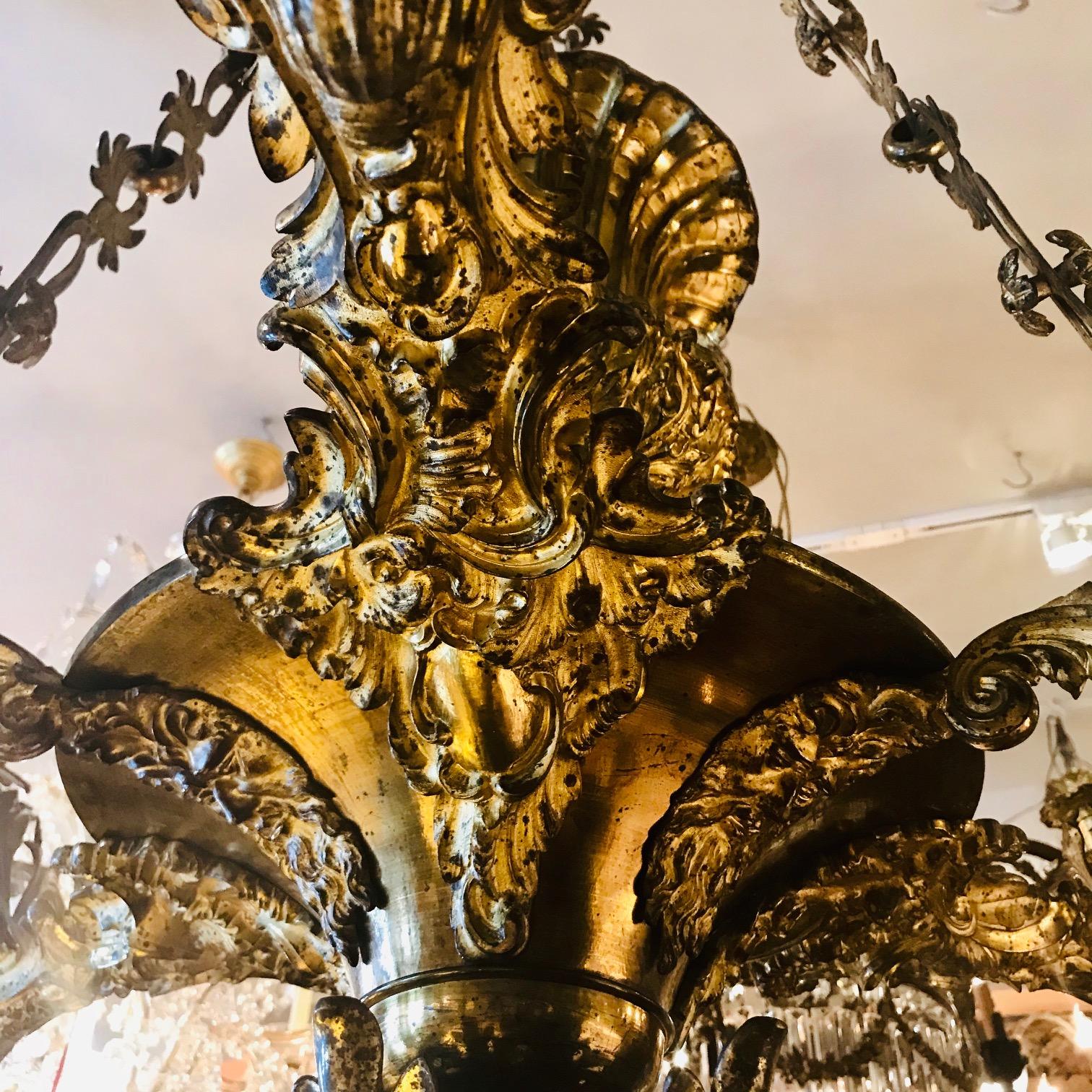 William IV Six Branch 21-Light Gilt Bronze Chandelier In Good Condition For Sale In Montreal, QC