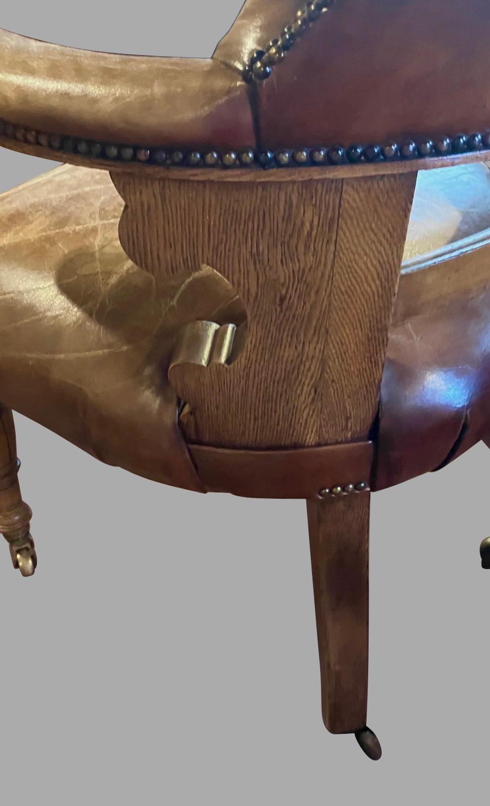 Eine gute Qualität Englisch William IV Zeitraum Leder gepolstert Eiche Sessel. die geschwungene Knopf getuftet Lederrücken mit breiten Armen über eine breite Ledersitz alle ruht auf geriffelten Beinen in Messing Kappen und Rollen endet. Ein sehr