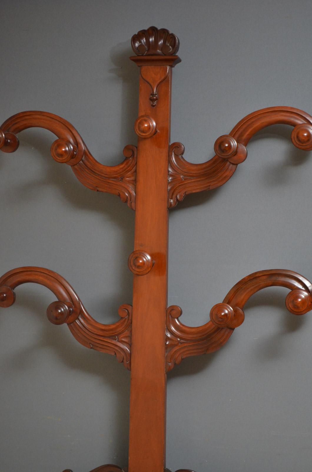 Sn926, fine example of William IV or early Victorian, mahogany coat stand, having four scrolled arms above the serpentine fronted marble platform flanked on either side by umbrella stands with drip pans, raised on two carved legs with paw feet, all