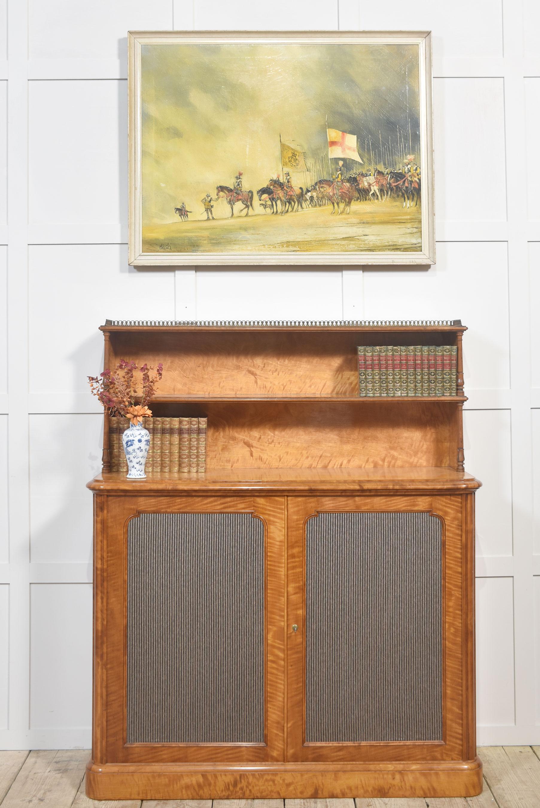 Un superbo chiffonier del periodo William IV, splendidamente realizzato in acero riccamente figurato con una finitura lucida a mano che esalta la profondità e il movimento naturale delle venature. La sezione superiore presenta due ripiani aperti