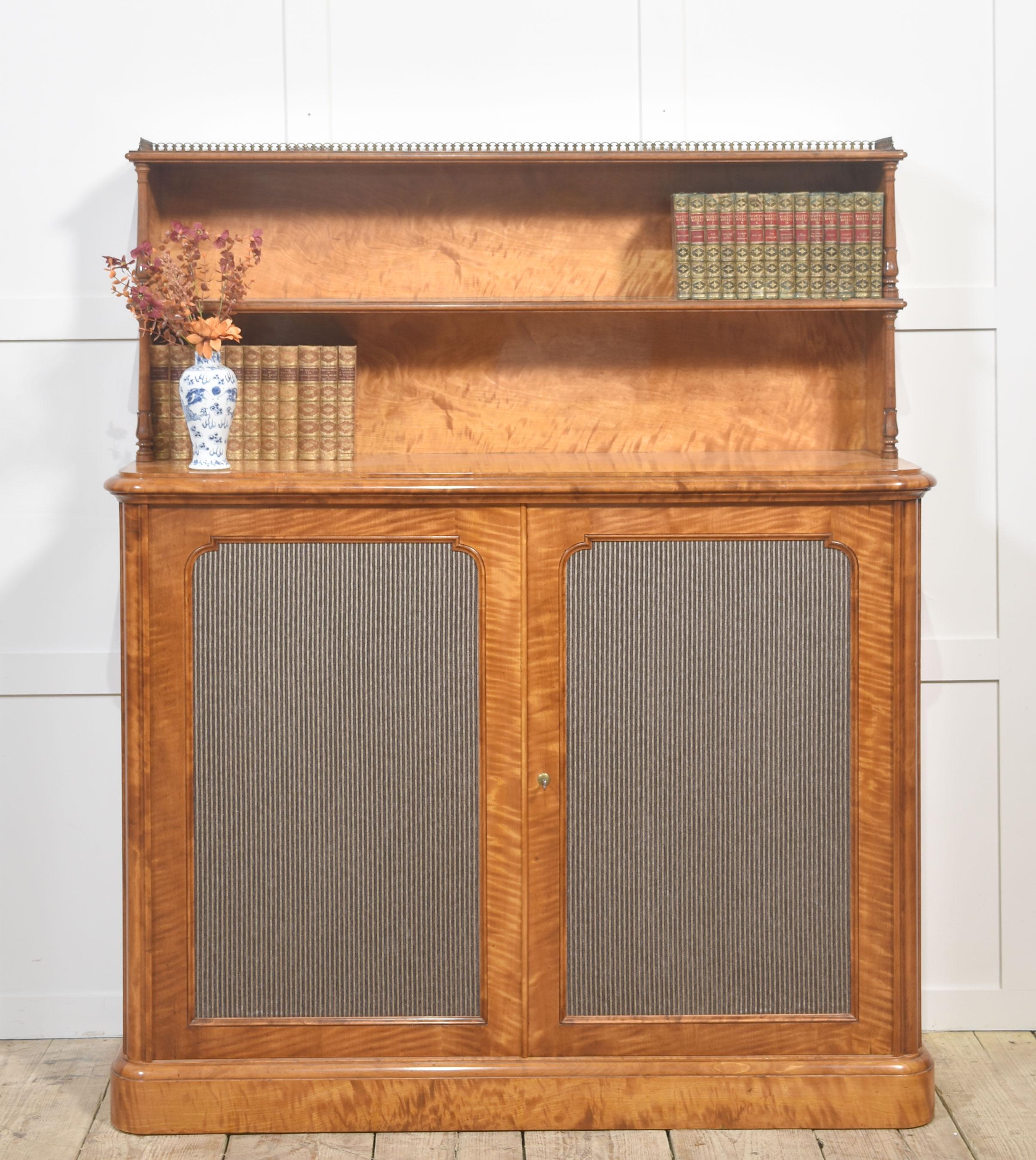 Britannico Chiffoniere d'epoca di William Williams in vendita