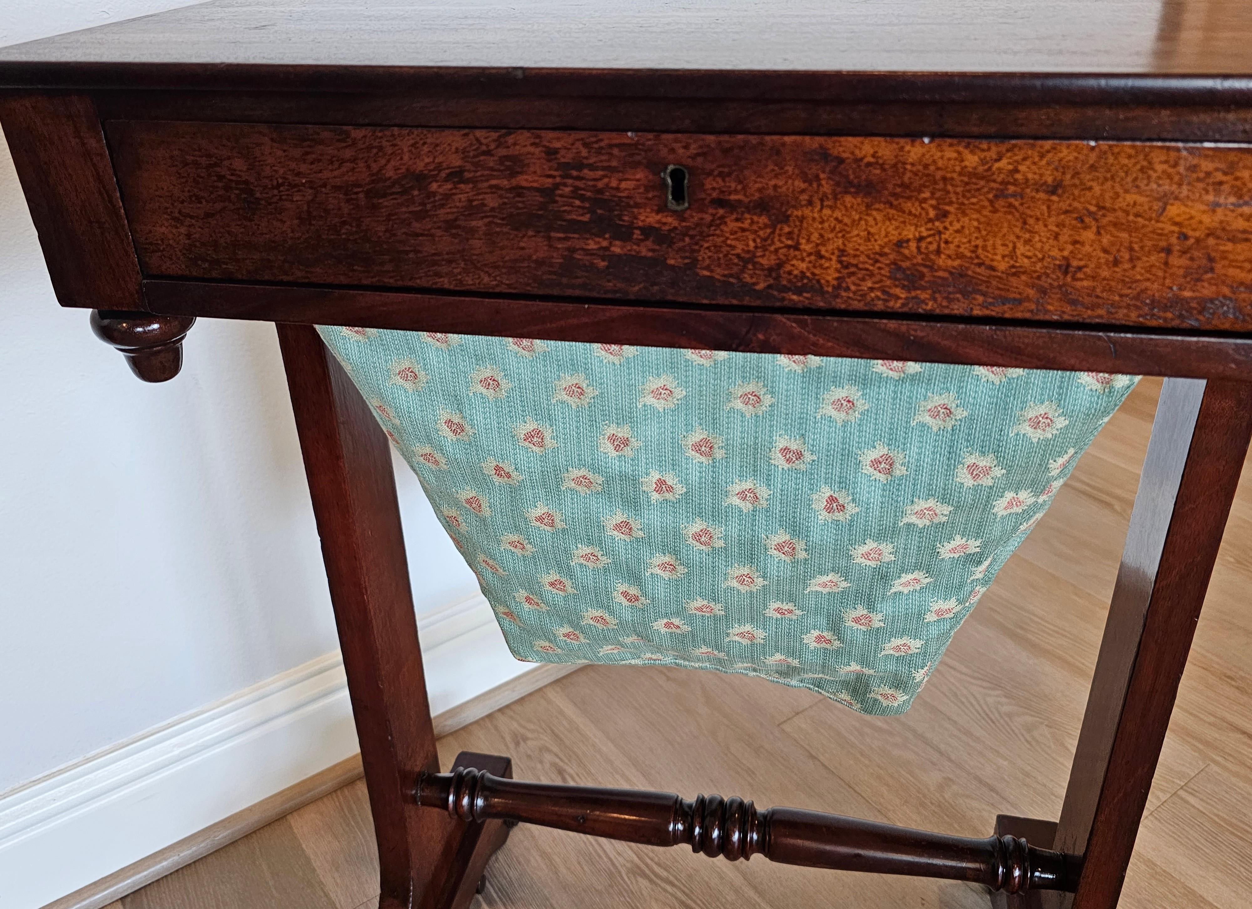 Table de travail d'époque William IV English Sewing Stand Work Table  en vente 3