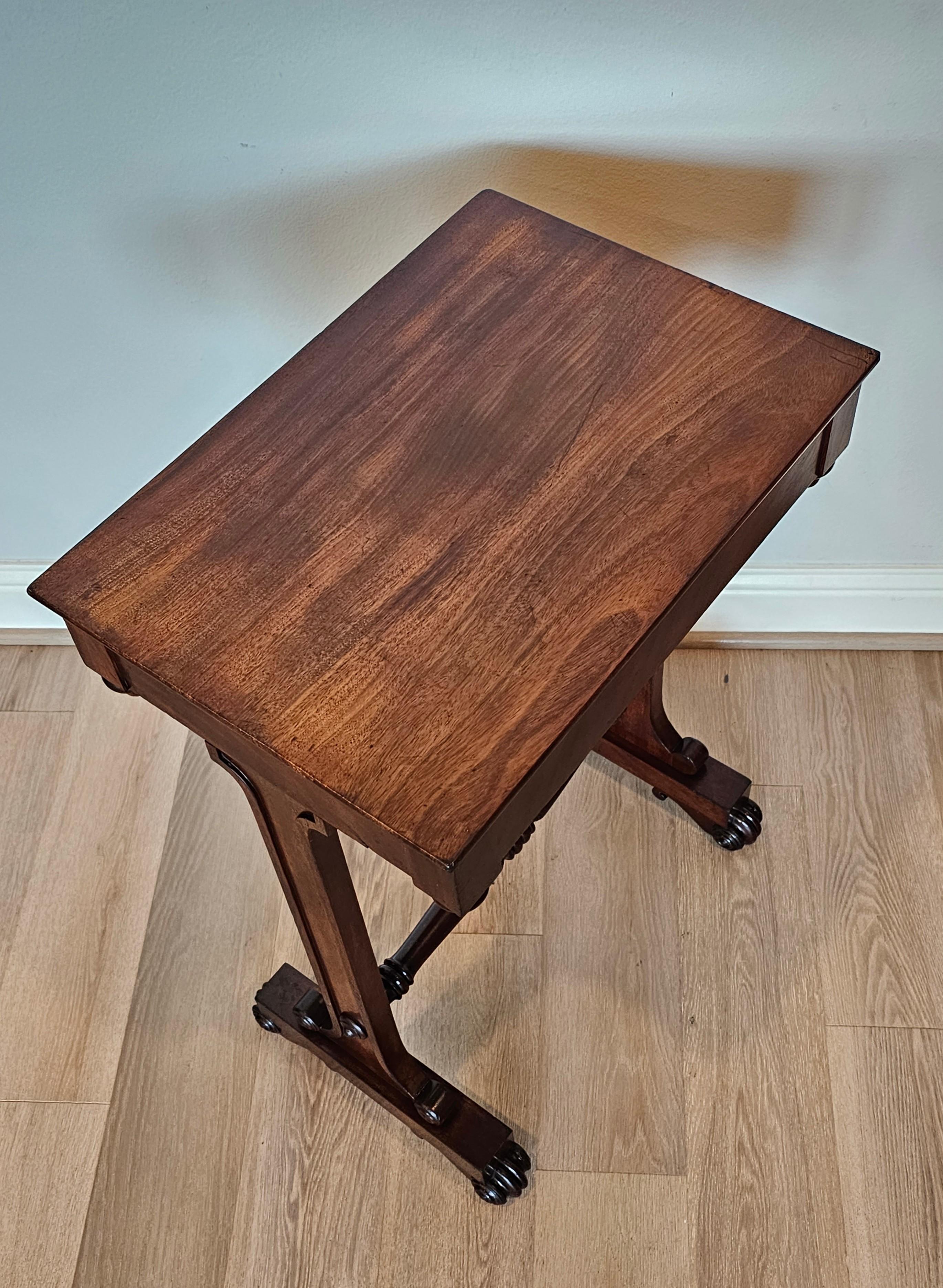 Table de travail d'époque William IV English Sewing Stand Work Table  en vente 7