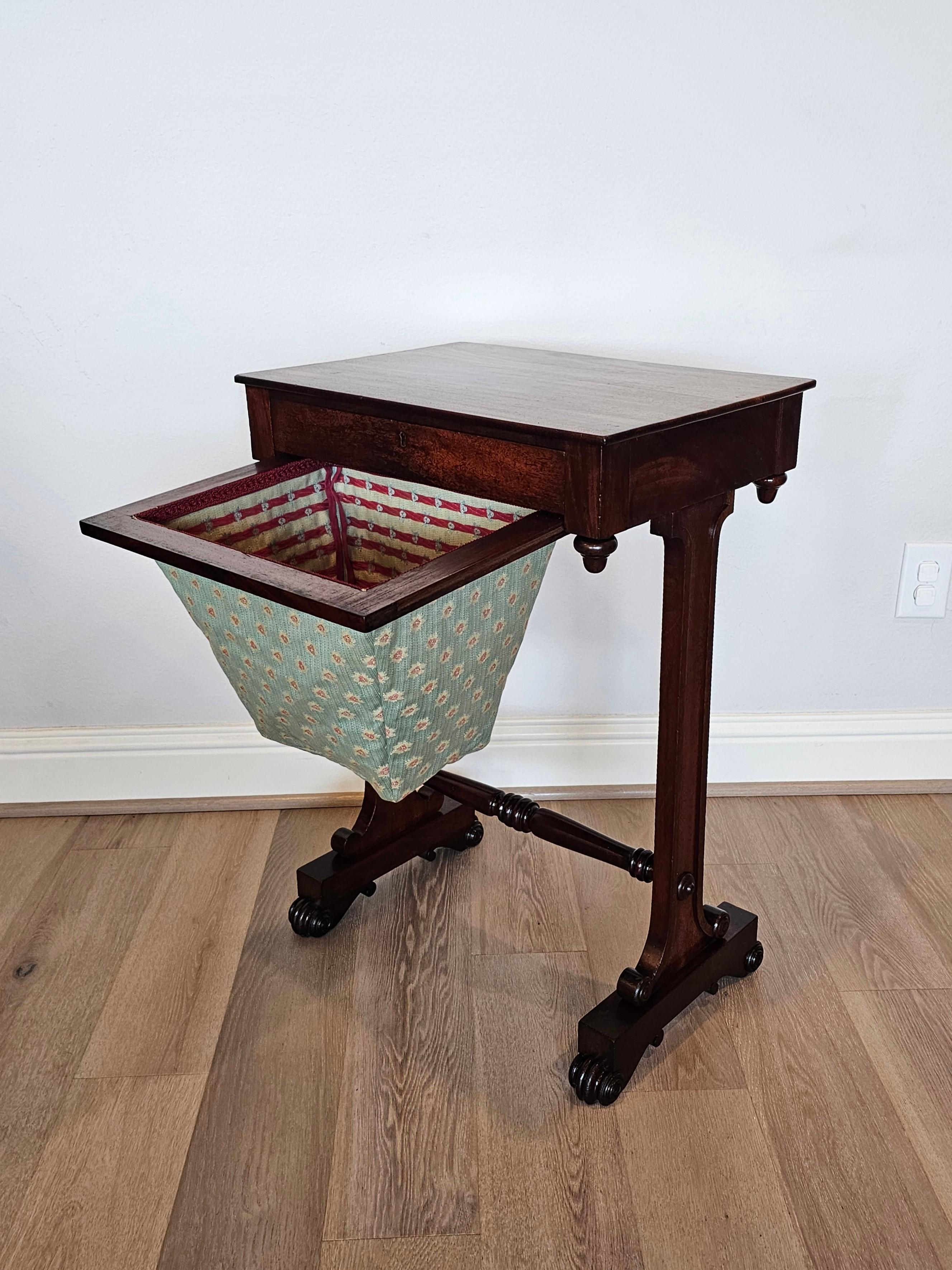 Table de travail d'époque William IV English Sewing Stand Work Table  en vente 9