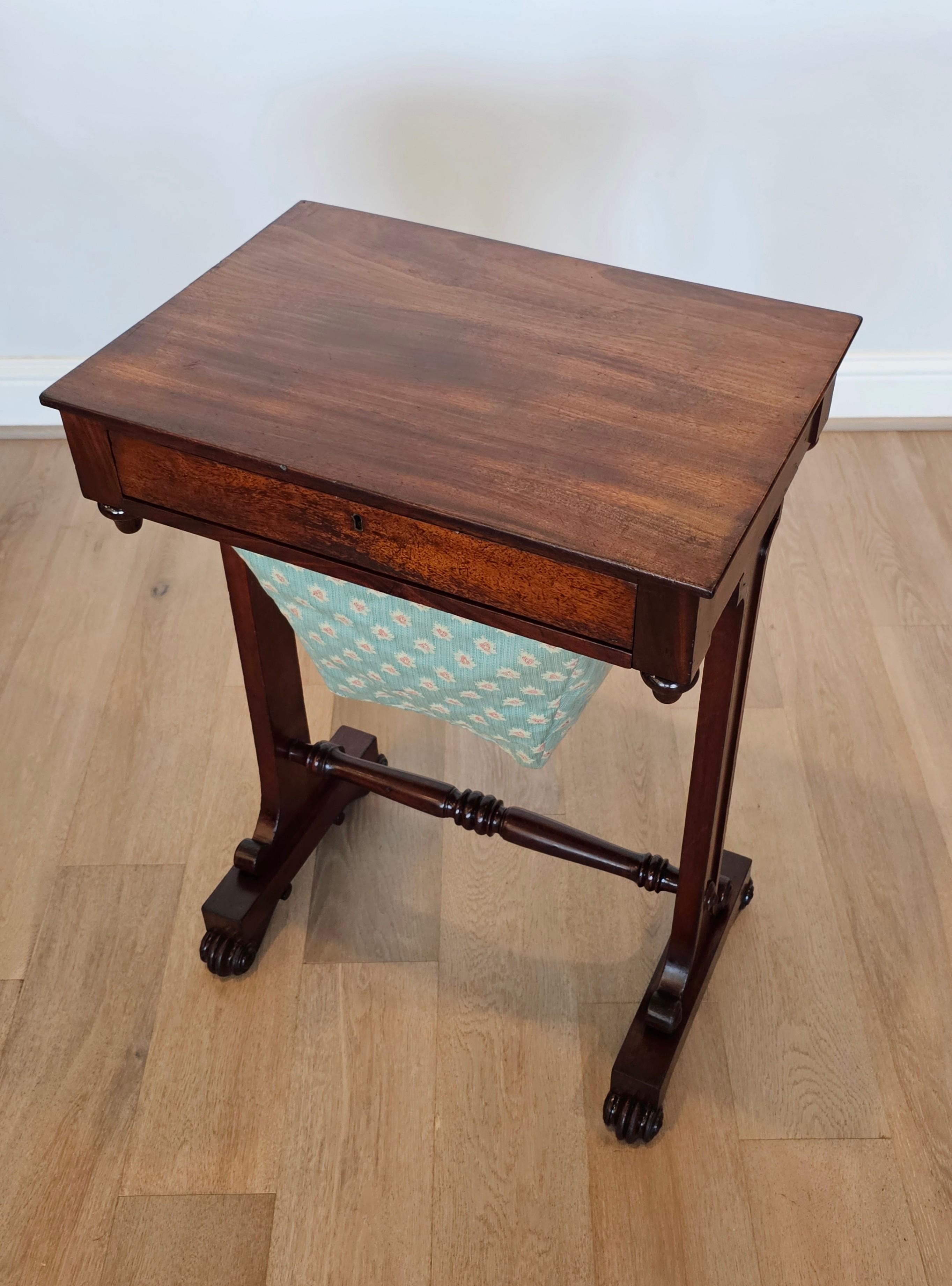 Fait main Table de travail d'époque William IV English Sewing Stand Work Table  en vente