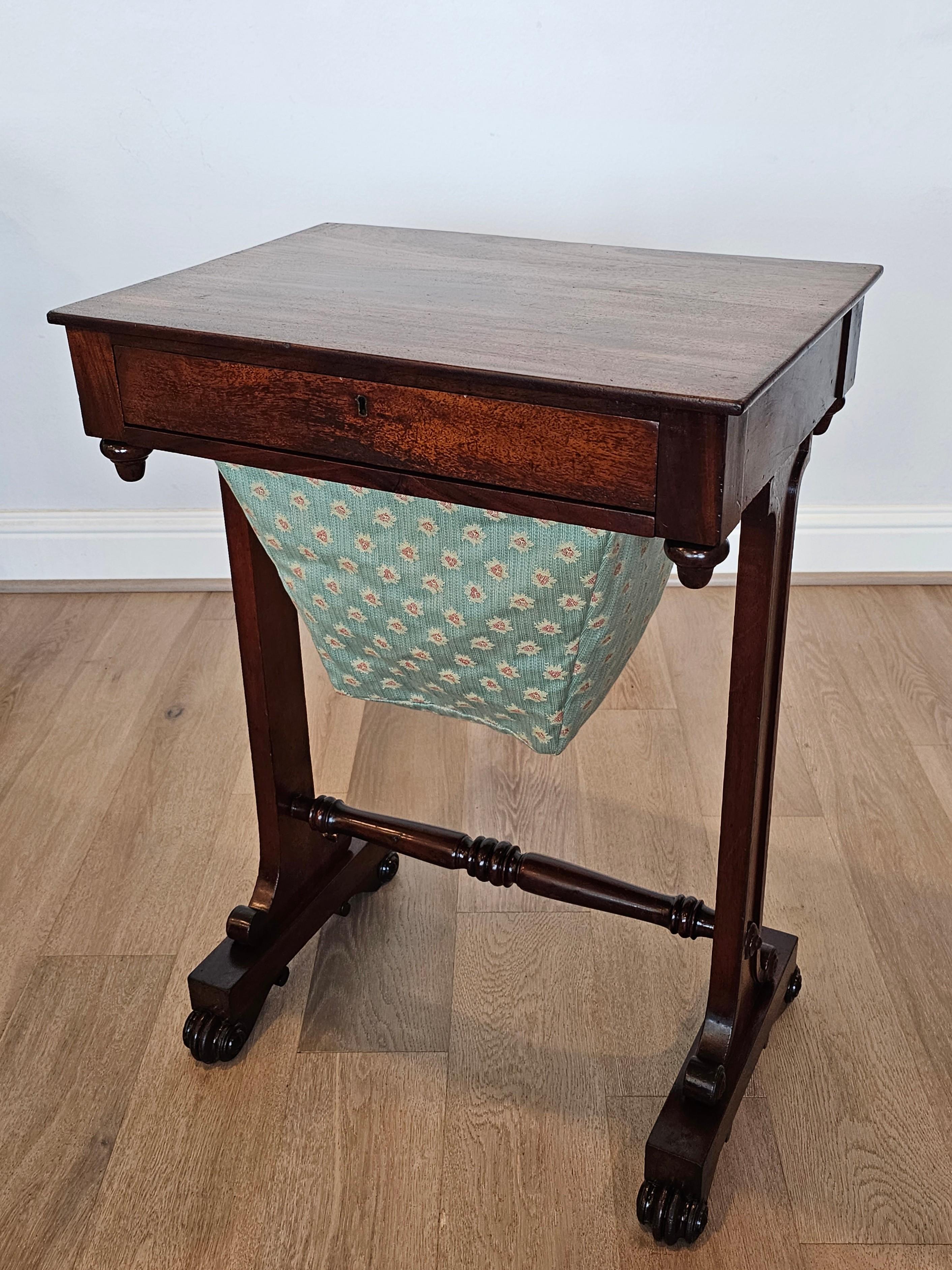Table de travail d'époque William IV English Sewing Stand Work Table  Bon état - En vente à Forney, TX