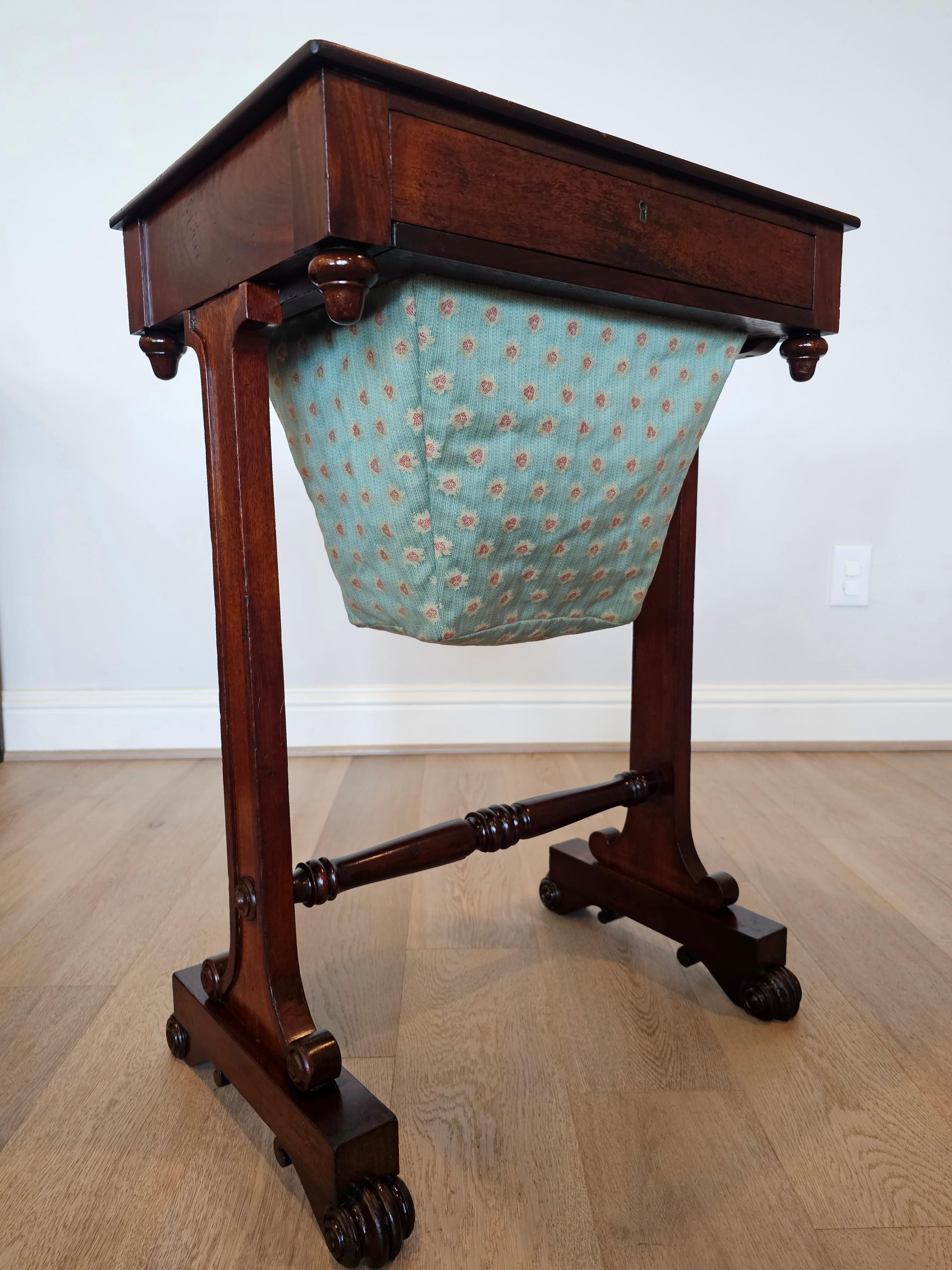 XIXe siècle Table de travail d'époque William IV English Sewing Stand Work Table  en vente