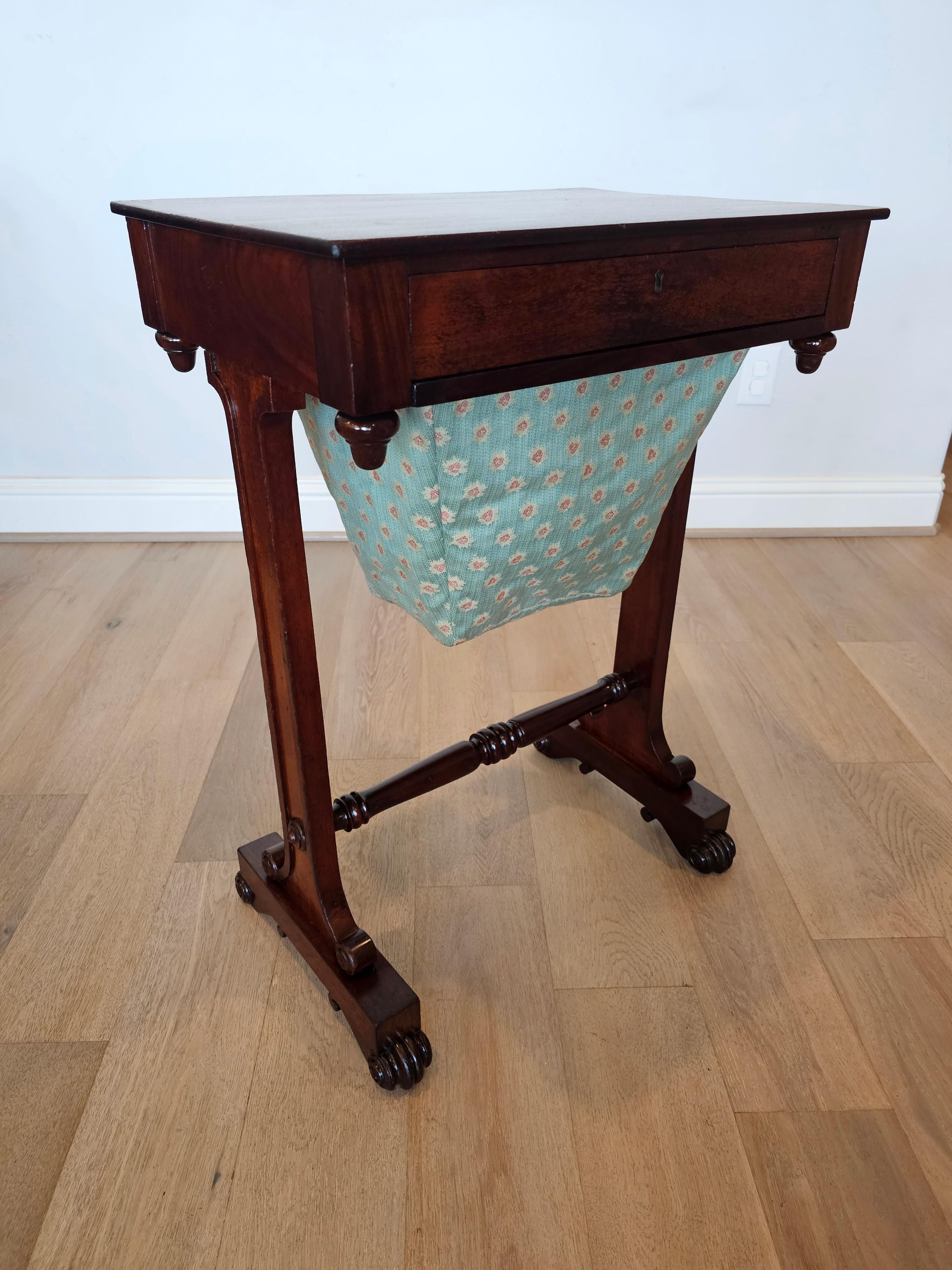 Tissu Table de travail d'époque William IV English Sewing Stand Work Table  en vente