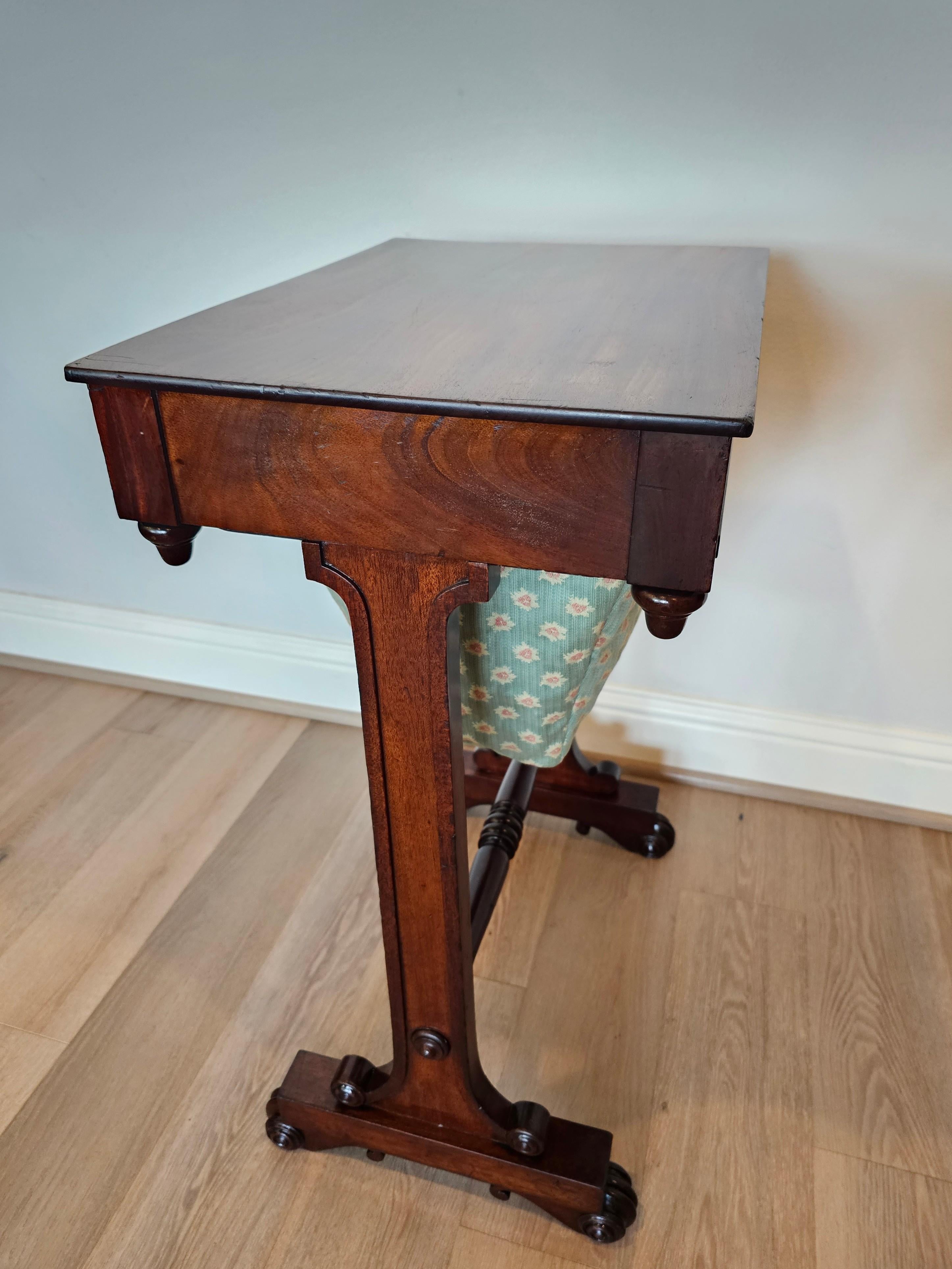 Table de travail d'époque William IV English Sewing Stand Work Table  en vente 1