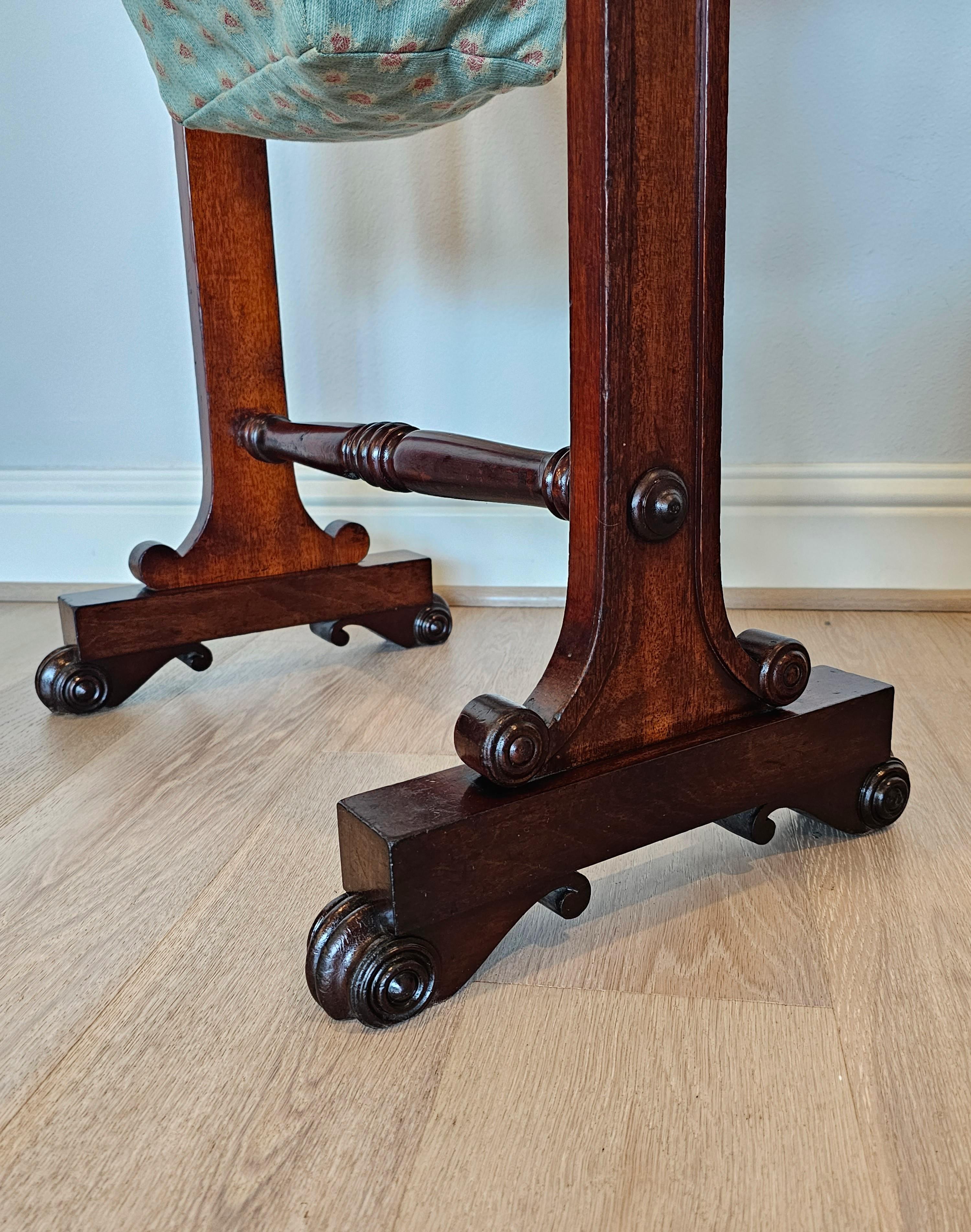 Table de travail d'époque William IV English Sewing Stand Work Table  en vente 2