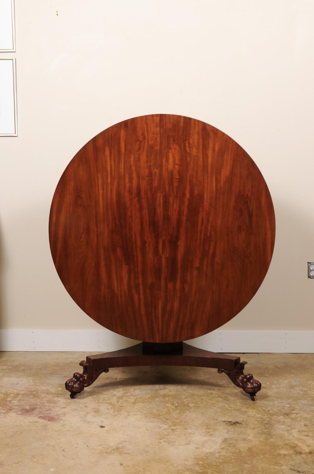 William IV period Mahogany Round Tilt-Top Dining Table Carved Claw Feet In Good Condition For Sale In Atlanta, GA