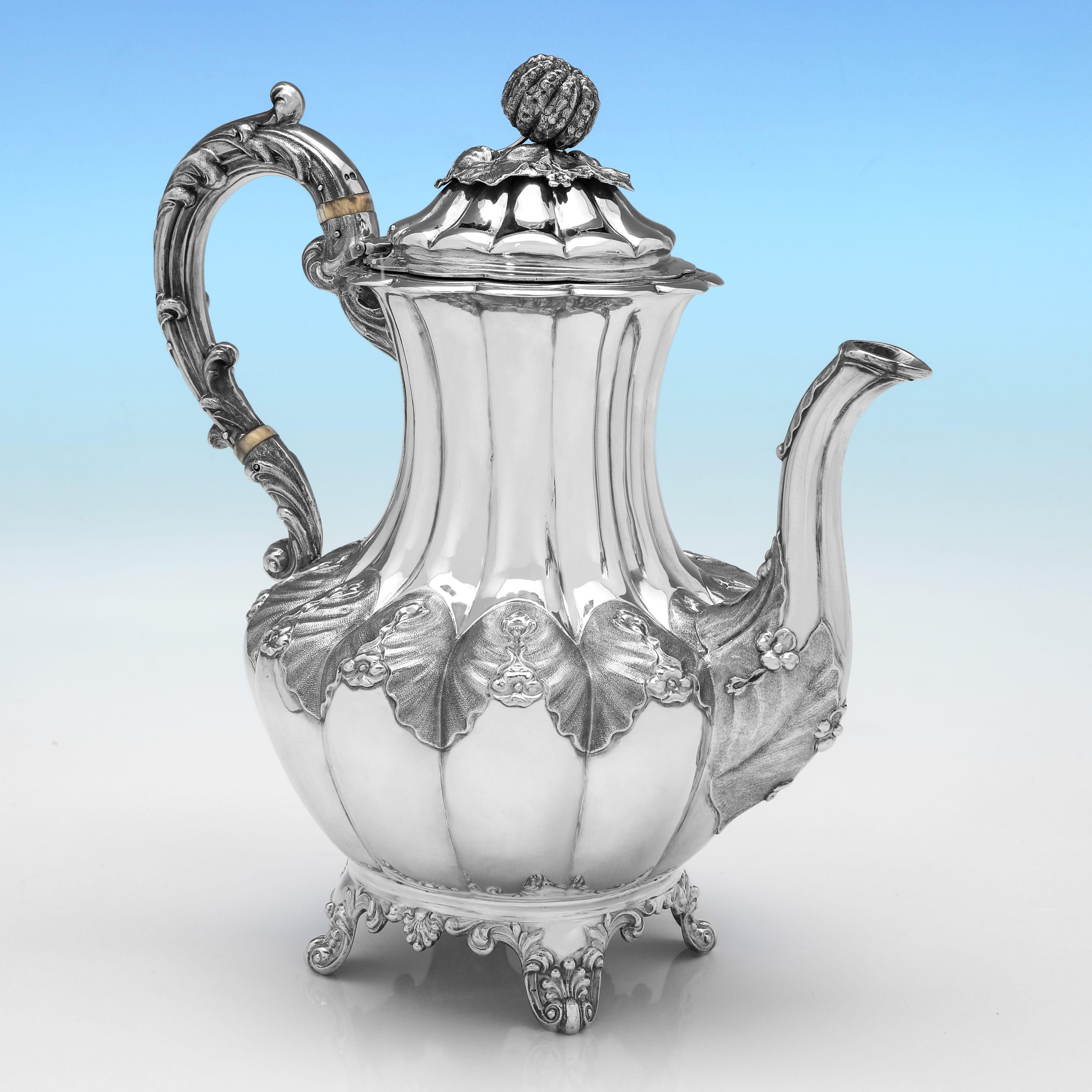 Poinçonnée à Londres en 1835 par Joseph &Tradition, cette jolie cafetière ancienne en argent sterling d'époque William IV a la forme traditionnelle d'un melon, avec des acanthes ciselées et des détails floraux. La cafetière mesure 10