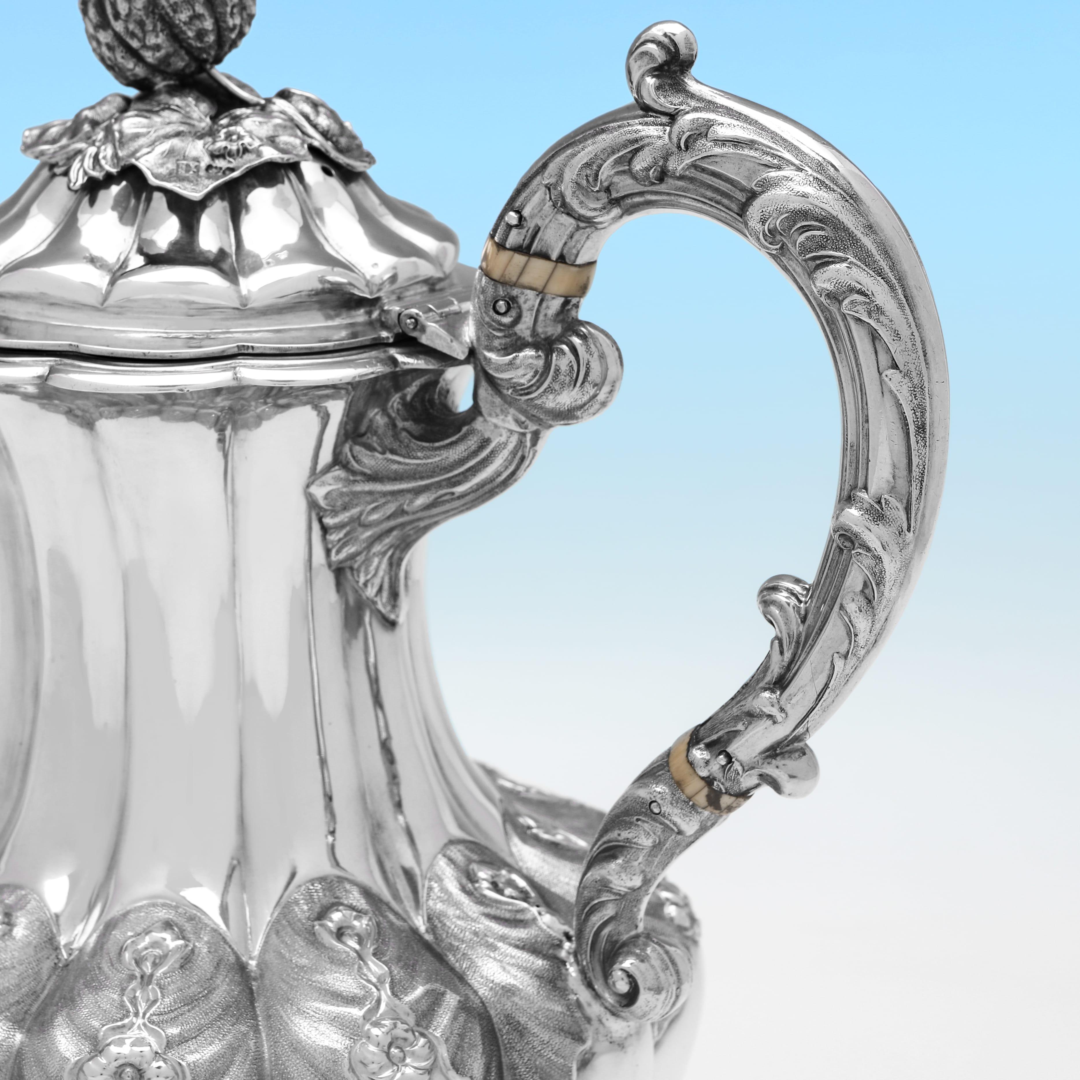 Milieu du XIXe siècle Cafetière en argent d'époque William IV, poinçonnée à Londres en 1835 en vente