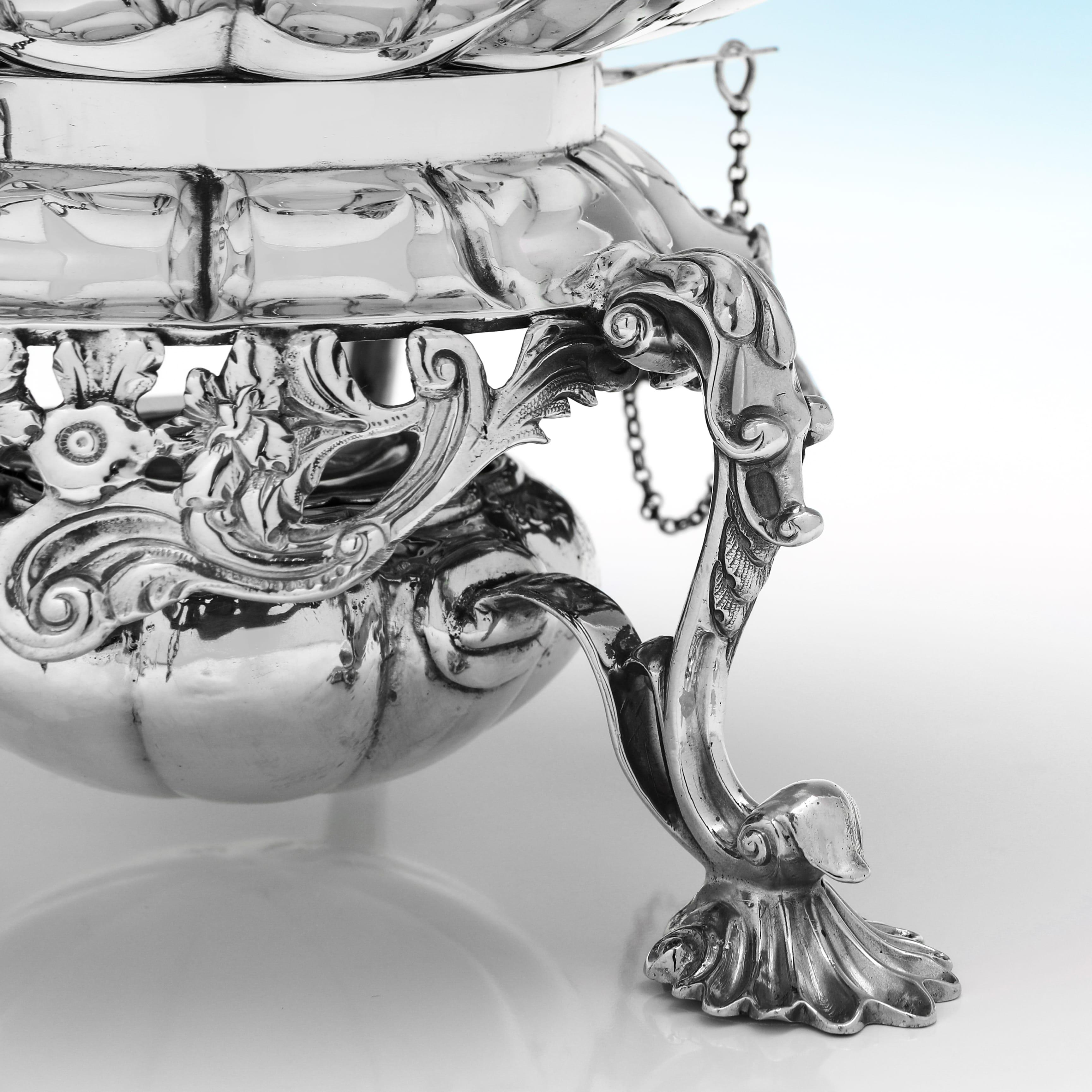 Bollitore in argento sterling del periodo di William IV realizzato nel 1831 e 1833 da Barnards In condizioni buone in vendita a London, London