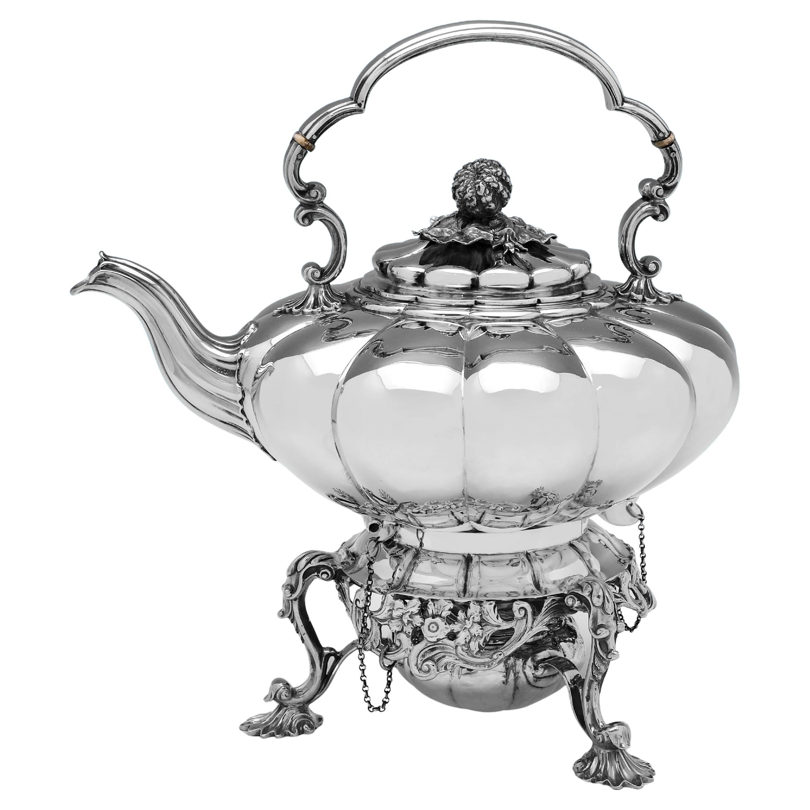 Tetera de plata de ley de la época de Guillermo IV fabricada en 1831 y 1833 por Barnards