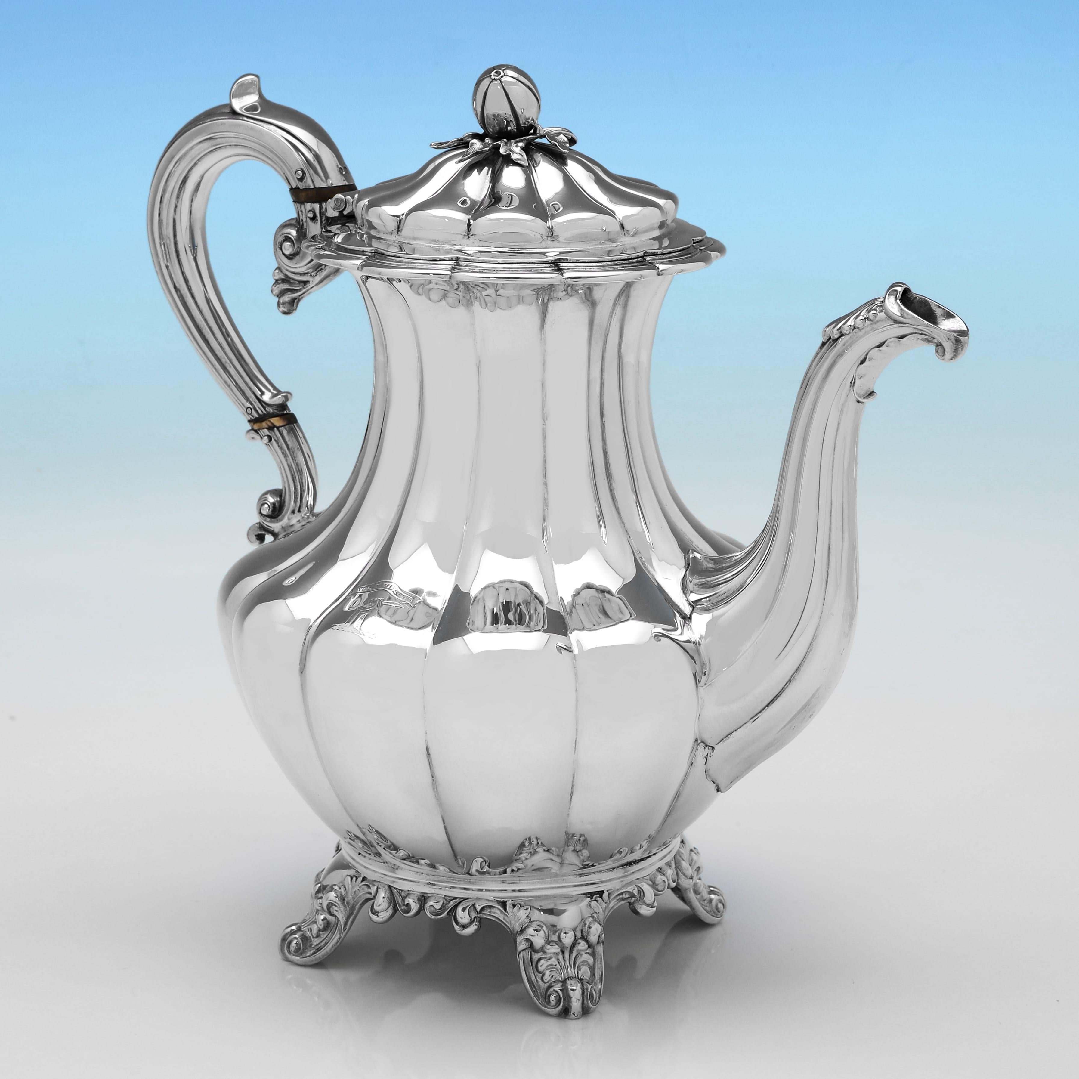 Poinçonnée à Londres en 1834 par Edward, Edward Junior, John & William Barnards, cette belle cafetière ancienne en argent sterling d'époque William IV présente le motif 