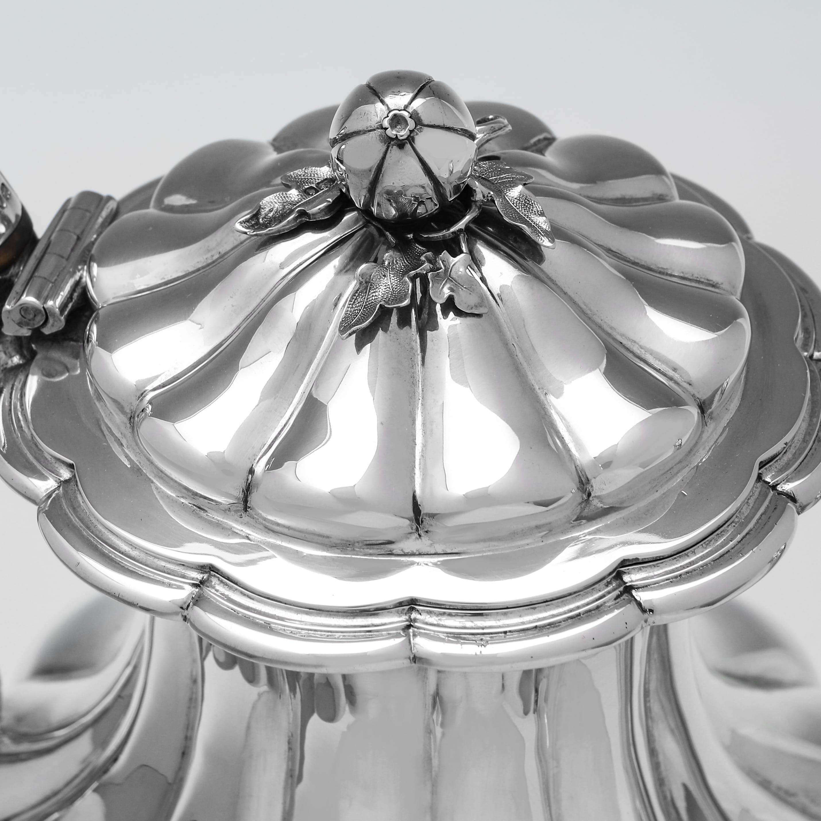 William IV Cafetière en argent sterling d'époque A Williams Silver, modèle Melon, par Barnards - 1834 en vente