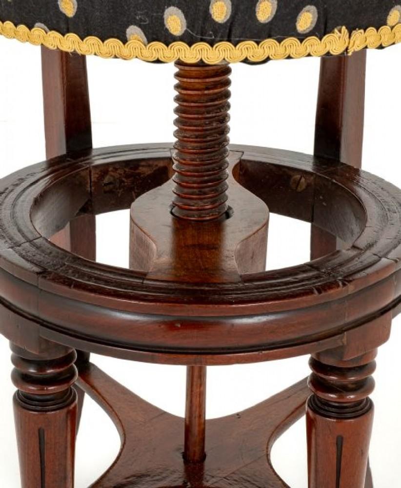 William IV. Drehbarer Klavierhocker aus Mahagoni.
19. Jahrhundert
Dieser ziemlich elegante Klavierhocker steht auf gedrechselten und geformten Vorderbeinen mit Säbelrücken.
Der kürzlich neu gepolsterte Sitz hebt und senkt sich mit Hilfe eines