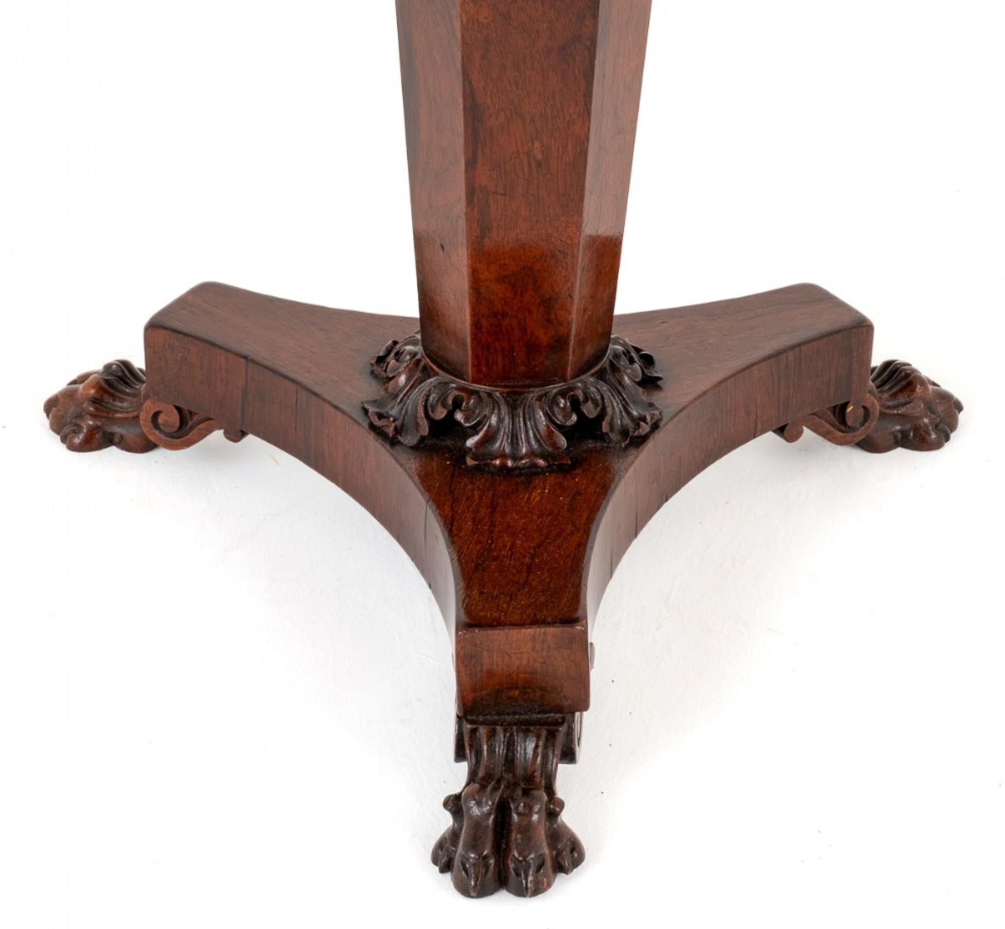 Sgabello per pianoforte William IV in legno di palissandro.
xIX secolo
Lo sgabello è caratterizzato da una base triforme con piedi a zampa di leone audacemente intagliati.
La colonna è di forma sfaccettata con un collare intagliato.
Il sedile si