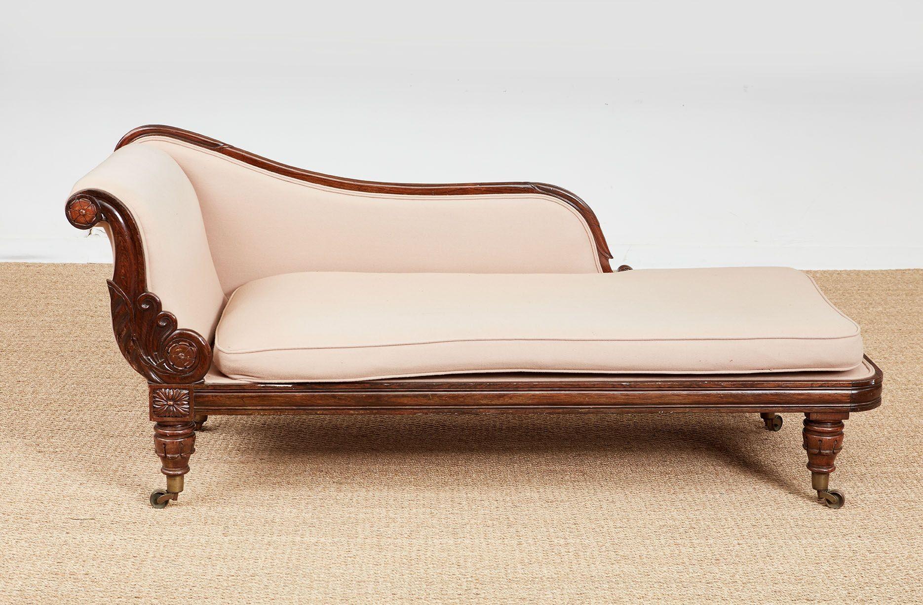 Elegante recamier o chaise longue Guillermo IV, de rico palisandro, con sofisticadas tallas de gusto griego que incluyen una audaz voluta en S en la cara frontal con hojas de acanto y redondeles de rosa en cada extremo, una fina barandilla perfilada