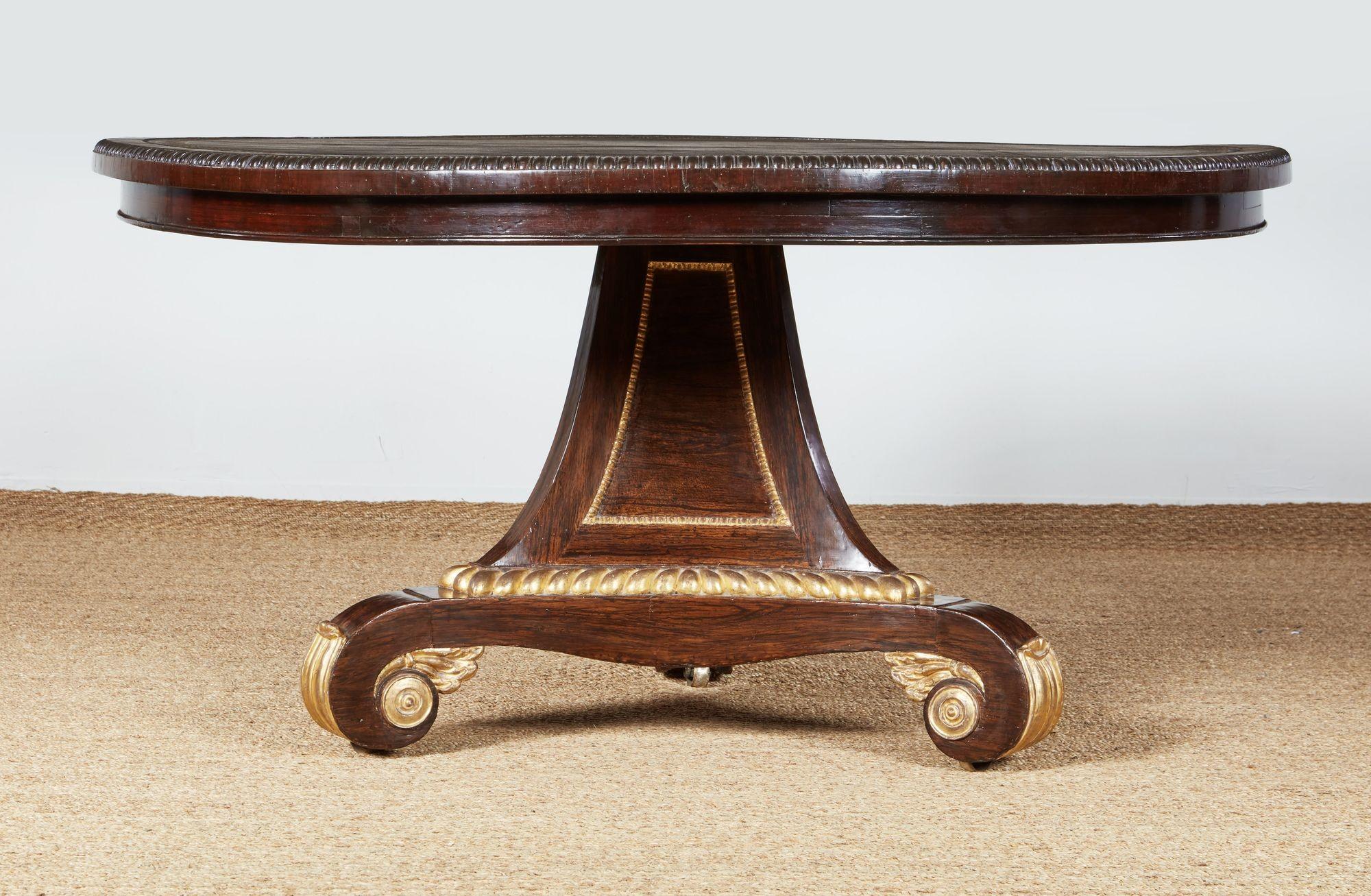 Fina mesa de centro/biblioteca de palisandro, palisandro de imitación y madera dorada de la época de Guillermo IV, con tablero de cuero, el tablero con borde acanalado, tablero de cuero dorado con dibujo de llave griega, sobre delantal poco