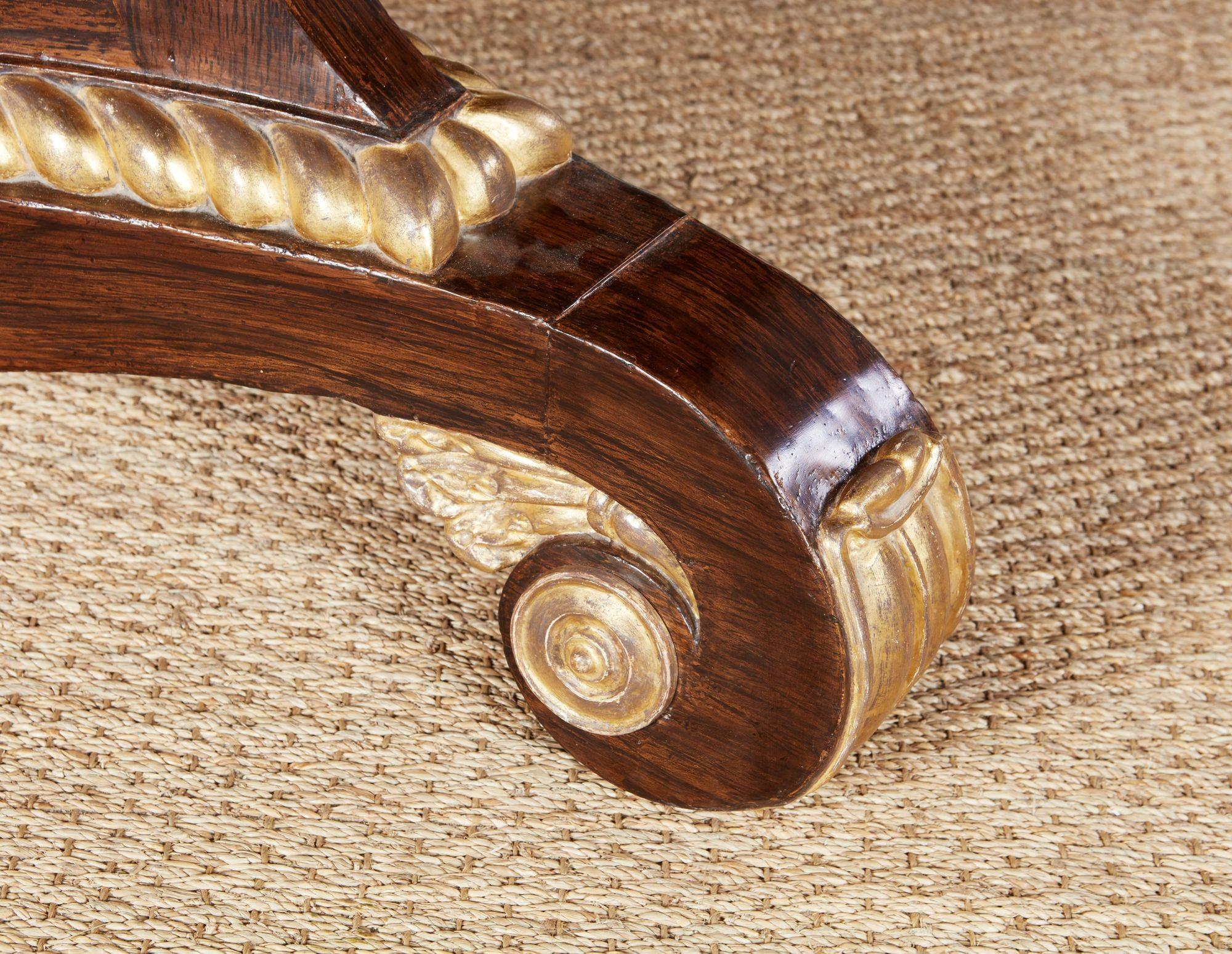 Mesa de centro William IV de palisandro y dorado siglo XIX en venta