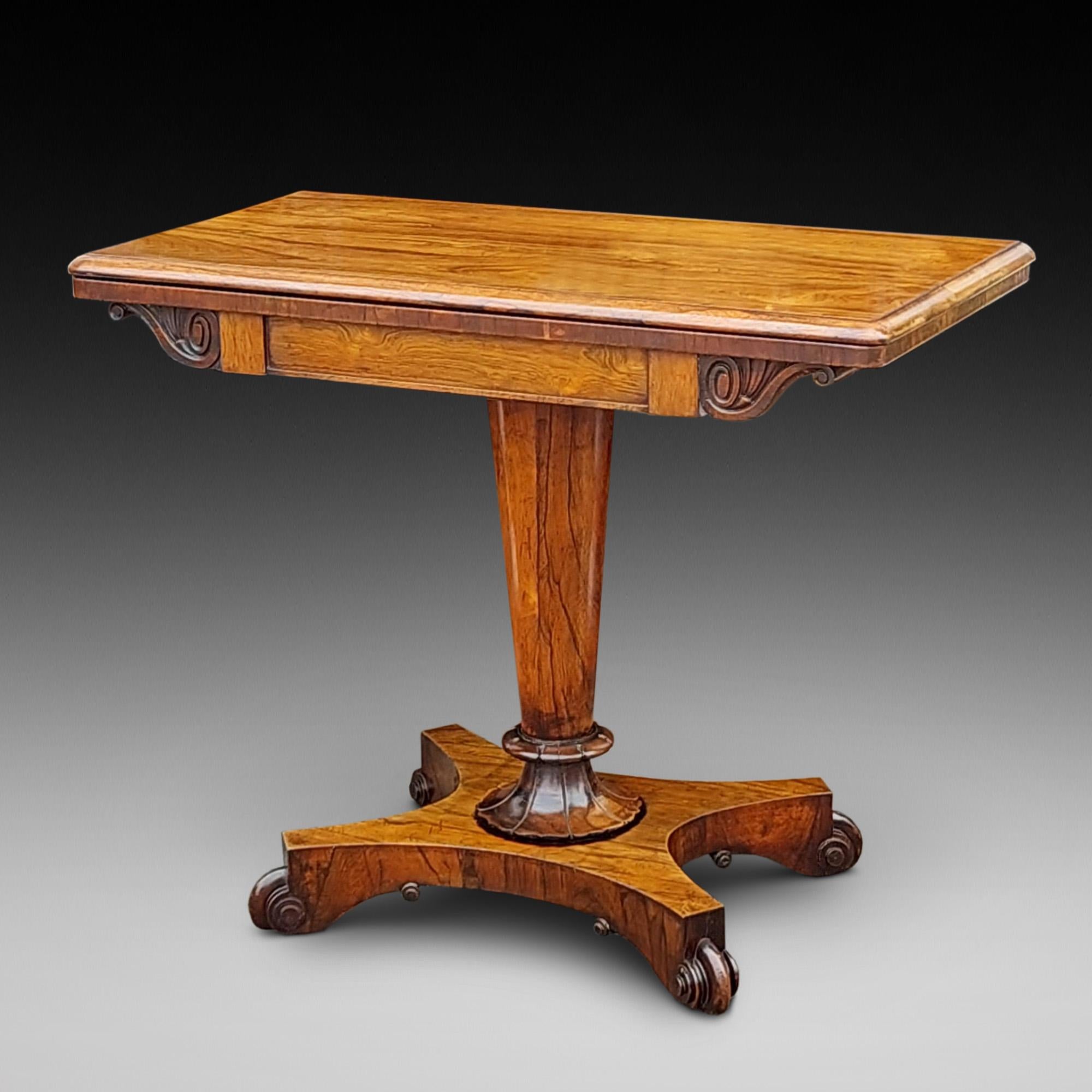 Table à cartes à piédestal pivotant en palissandre William IV, colonne octogonale à balustre menant à une base évasée reposant sur des pieds à volutes et des roulettes aveugles en laiton, vers 1835 - 36 