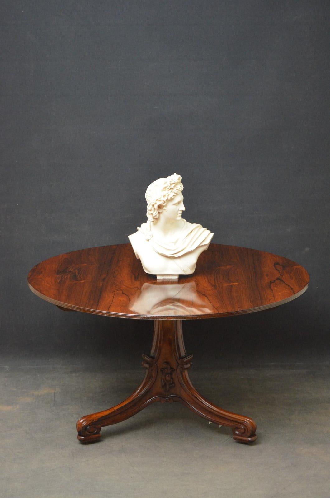 Sn4568a fine quality and very attractive William IV dining table in rosewood, having stunning grain to the tilt-top and finely carved pedestal base terminating in 3 scrolled legs and original brass castors.
This antique centre table has been