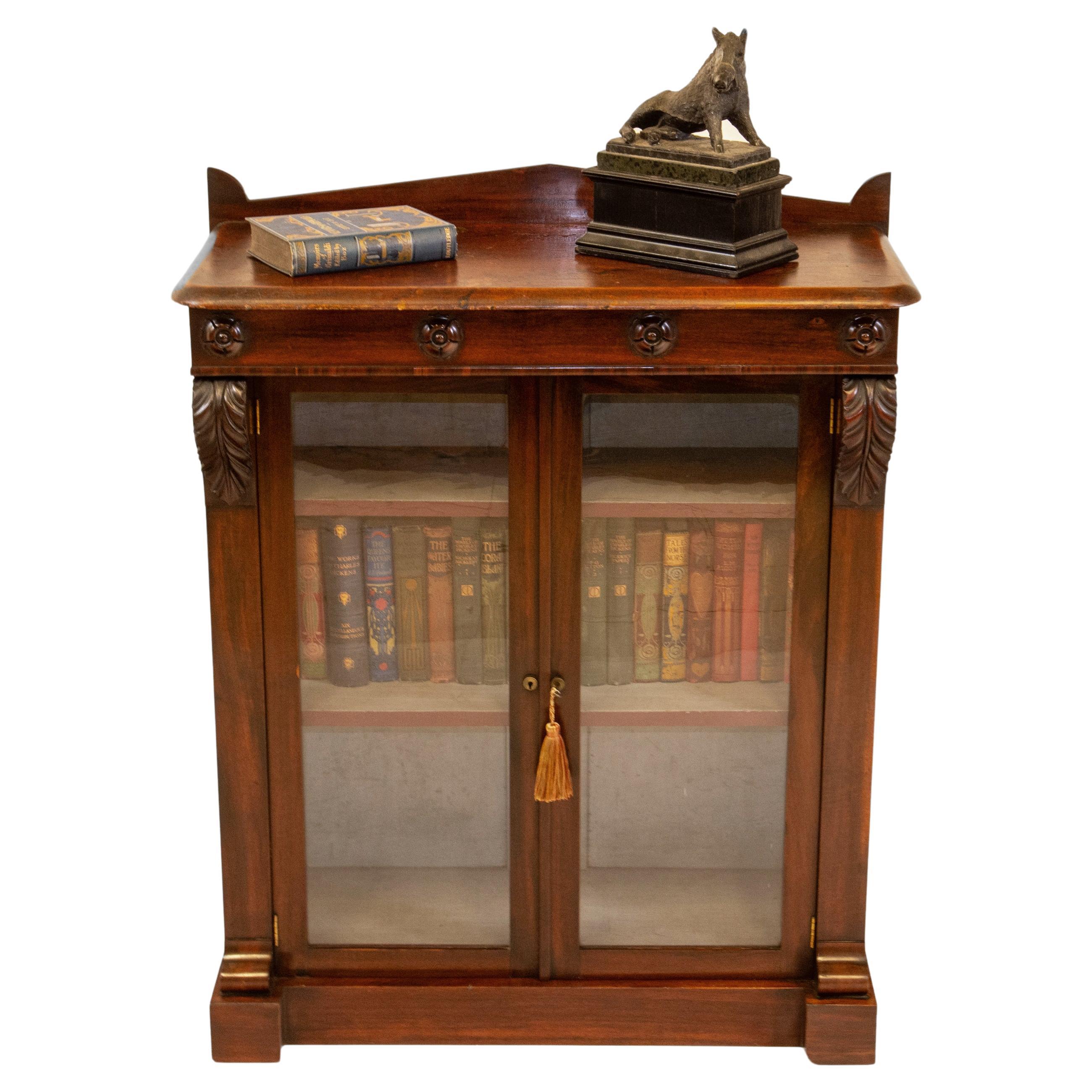 Kleines glasiertes Rosenholz-Bücherregal mit original blau lackiertem Interio aus der William-IV-Periode
