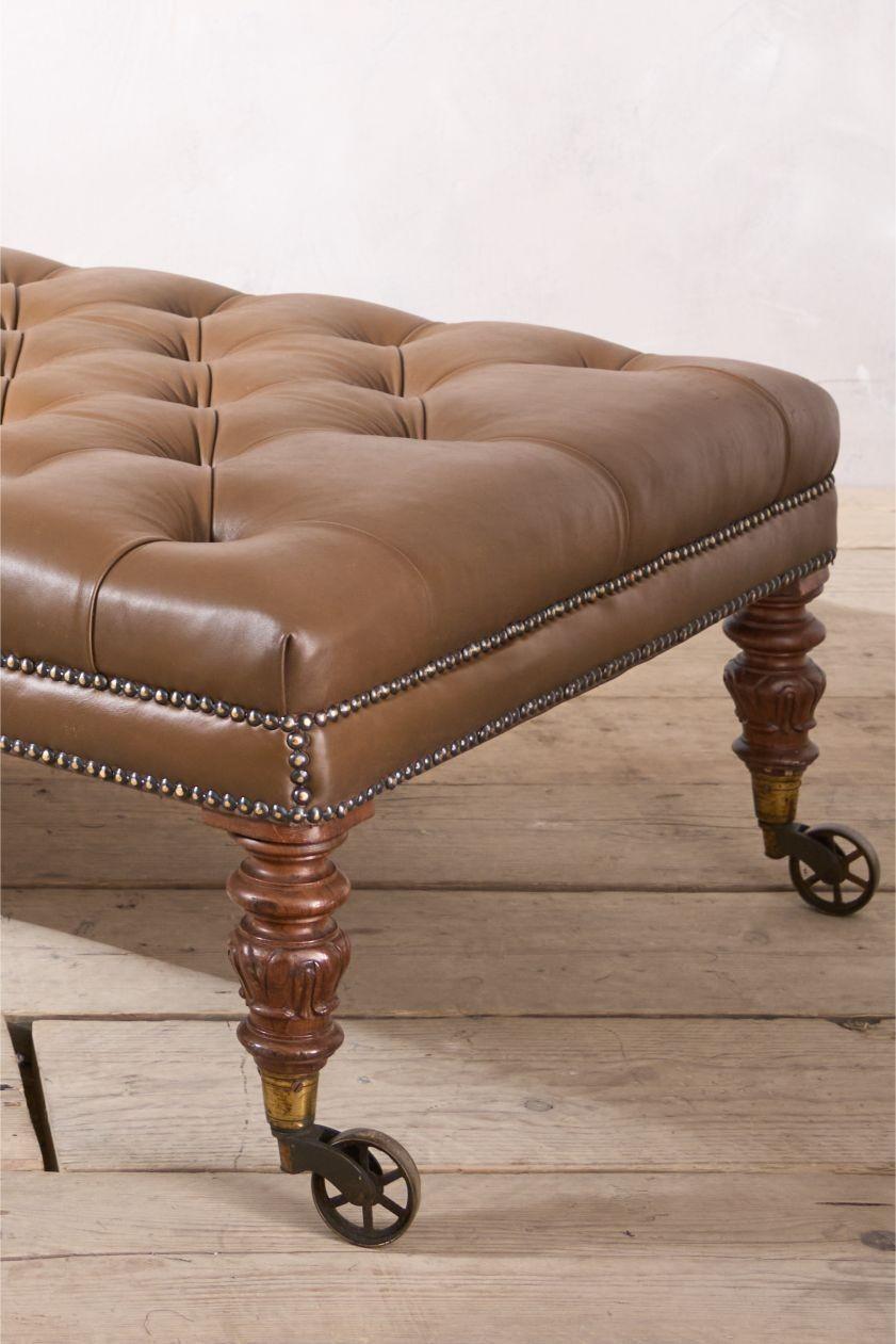 Se trata de un hermoso escabel de época de William IV. Su gran tamaño lo convierte en un elemento ideal para una sala de estar. Tiene patas de palisandro elegantemente talladas y grandes ruedas Cope con radios que me encantan. La pieza ha sido