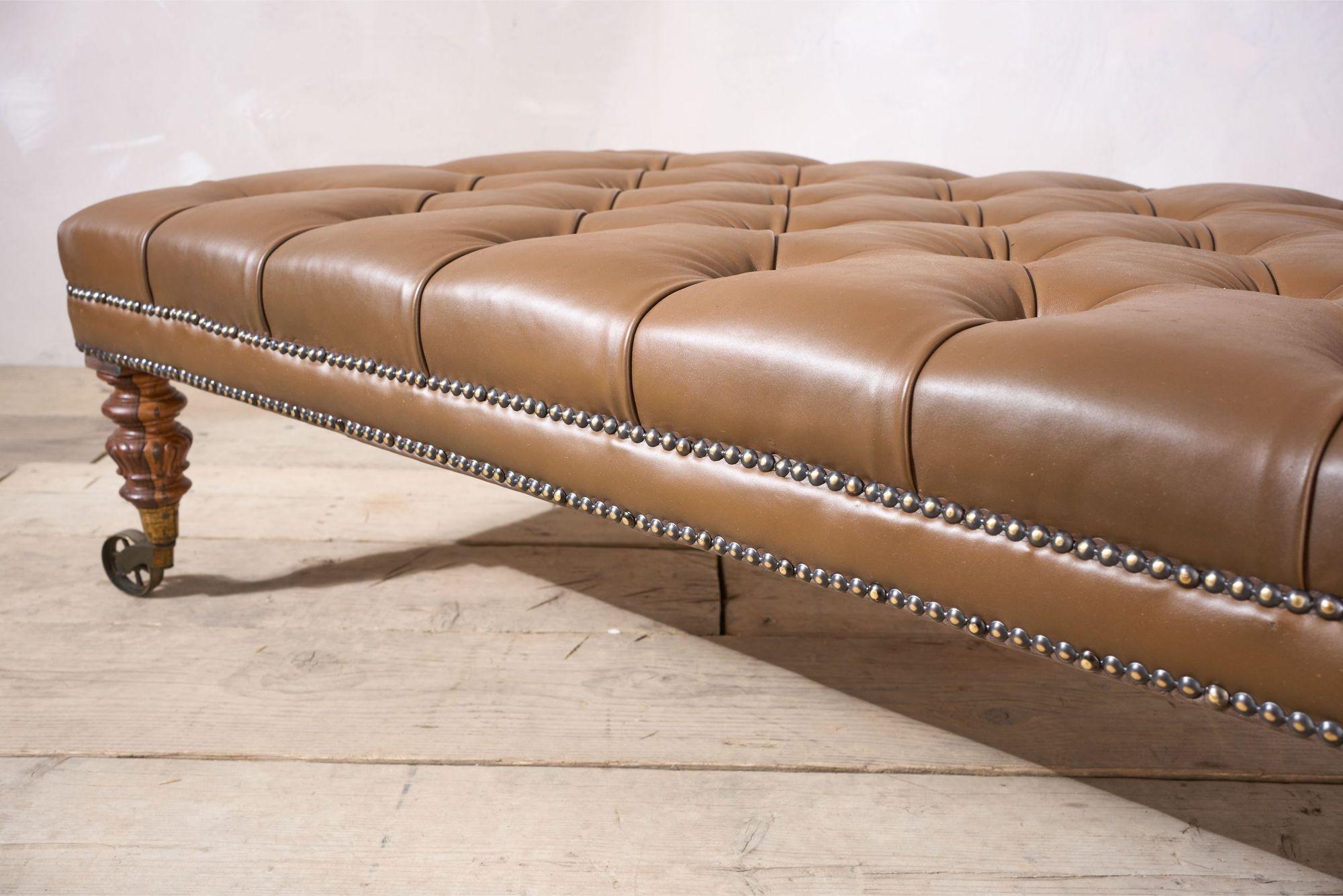 William IV Pata de palisandro y ruedas de latón taburete otomano grande en venta 2