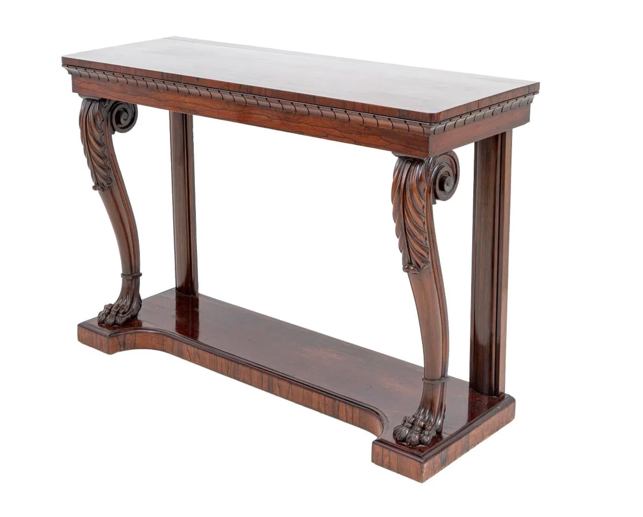Cette exquise table console William IV illustre le savoir-faire raffiné et le design audacieux caractéristiques de l'époque. Fabriquée en bois de rose richement figuré, cette pièce présente une patine lustrée qui met en valeur la beauté naturelle du