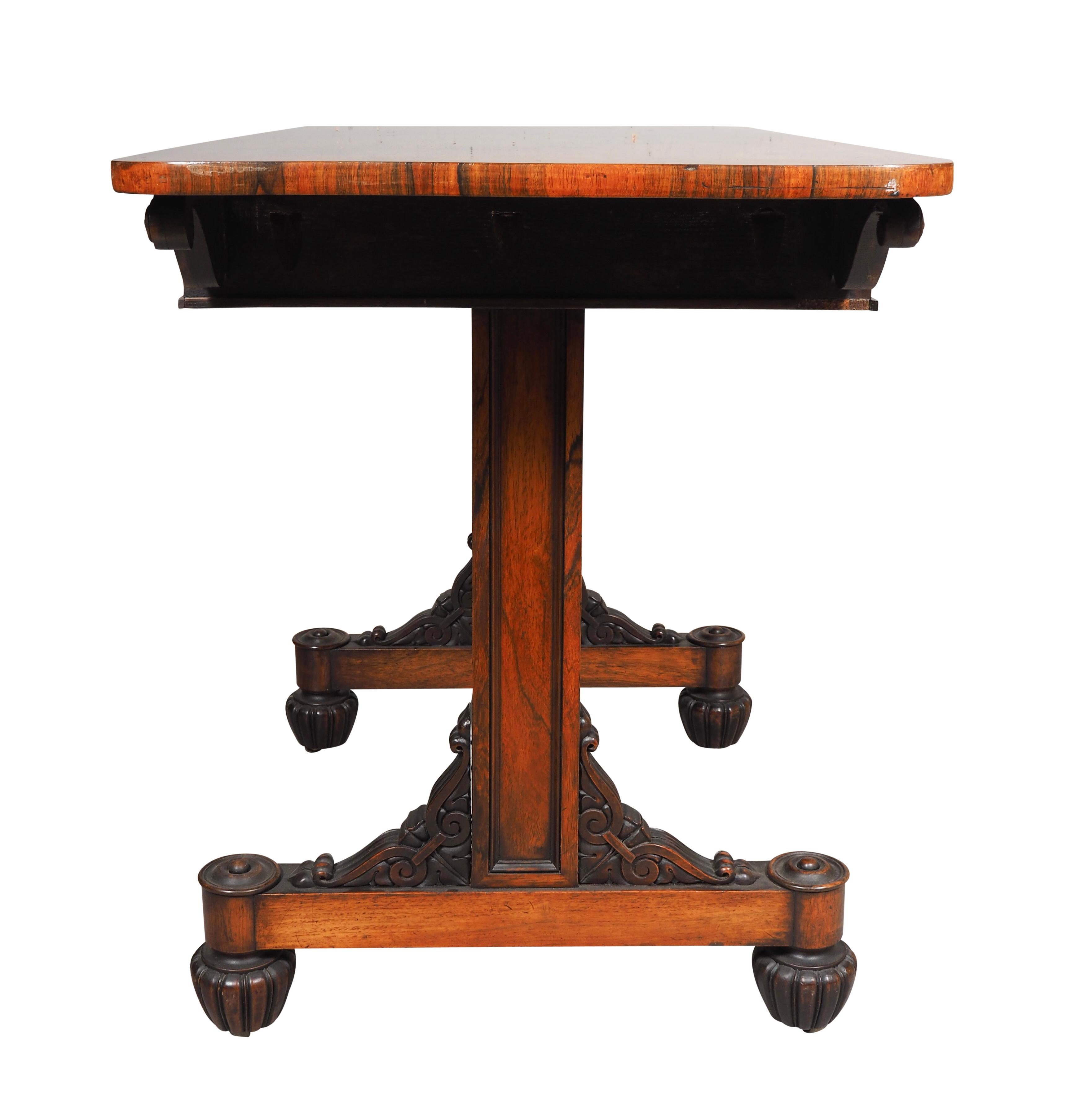 Milieu du XIXe siècle Table à écrire William IV en bois de rose en vente